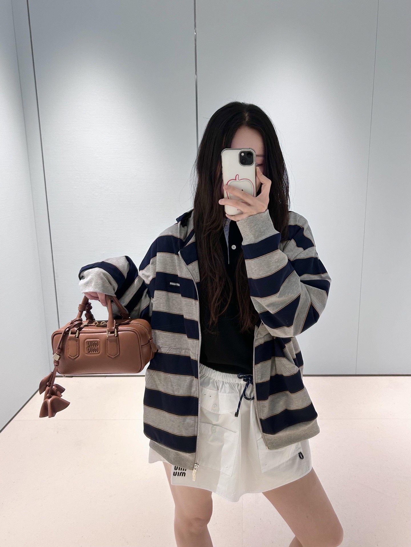 NO:736696,Miumi* 26Ss early spring new micro-label striped zipper hooded sweatshirt jacket丨Exclusively developed!  Top quality production!  The classic stripes of navy blue and heather gray collide to outline a frank and sweet modern silhouette. The custom-made high-count cotton blended fabric is soft to the skin, with both airiness and stiffness. The loose shoulder cut is suitable for various body shapes, and can freely unlock a lazy and casual wearing posture. The mini logo embroidery on the side of the body  The embroidery is low-key to engrave the brand identity, and the delicate metal zipper extends along the striped texture, becoming the visual focus and making putting on and taking off more ritual. Available in stock S/M/L,,miumiu,hoodie,sweatshirts,jackets  & coats,hats,19860909Miumi* 26Ss早春新款 微标条纹拉链连帽卫衣外套丨独家开发！顶级高版出品！以藏青与麻灰的经典条纹碰撞,勾勒出率性又甜美的摩登轮廓.定制高支棉混纺面料触肤柔软,兼具空气感与挺括度,宽松落肩剪裁适配多元身形,自在解锁慵懒随性的穿搭姿态.衣身侧边的迷你徽标刺绣低调镌刻品牌身份,细巧的金属拉链顺着条纹肌理延伸,成为视觉焦点的同时,也让穿脱更具仪式感.现货发售S/M/L,,miumiu,hoodie,sweatshirts,jackets & coats,hats,,Women's clothing