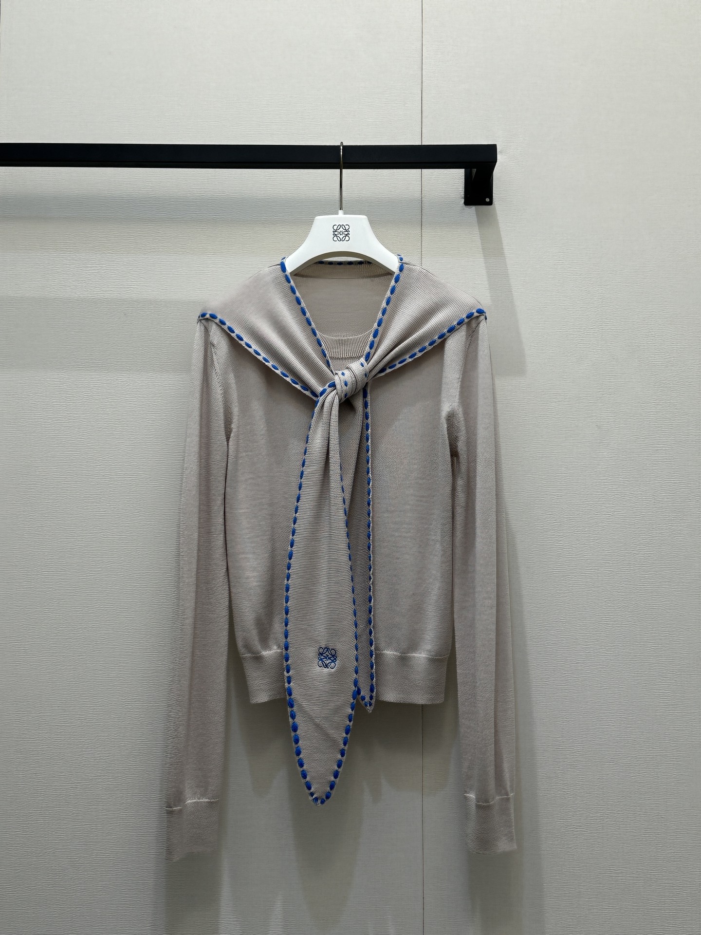 NO:736744,The details of Loewe's new streamer knitted sweater are captured in the light rice style, which is gentle and delicate. The navy blue model is smart and retro. The contrasting color design is super eye-catching, and the embroidered logo on the streamer is also very textured~ Pair it with denim wide-leg pants, which has a French retro flavor. It is perfect for commuting in autumn ~ the wool is not tied at all!  Real shots of SML products,,loewe,19860909被loewe新款飘带针织衫的细节拿捏了浅米款温柔又精致藏青款干练又复古 撞色设计超点睛,飘带上的刺绣logo也超有质感~ 搭配牛仔阔腿裤,法式复古的味道,秋日通勤穿搭太适合了~羊毛一点都不扎！SML大货实拍,,loewe,,Women's clothing