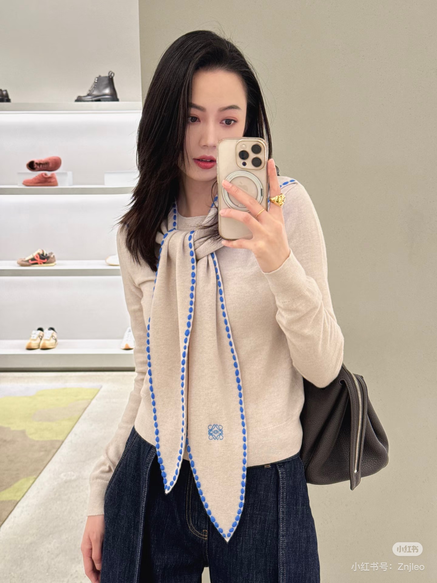 NO:736750,The details of Loewe's new streamer knitted sweater are captured in the light rice style, which is gentle and delicate. The navy blue model is smart and retro. The contrasting color design is super eye-catching, and the embroidered logo on the streamer is also very textured~ Pair it with denim wide-leg pants, which has a French retro flavor. It is perfect for commuting in autumn ~ the wool is not tied at all!  SML,,loewe,19860909被loewe新款飘带针织衫的细节拿捏了浅米款温柔又精致藏青款干练又复古 撞色设计超点睛,飘带上的刺绣logo也超有质感~ 搭配牛仔阔腿裤,法式复古的味道,秋日通勤穿搭太适合了~羊毛一点都不扎！SML,,loewe,,Women's clothing