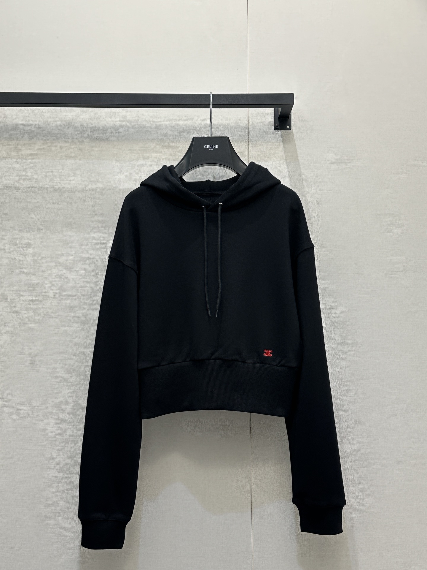 NO:736733,Celin* 26 early spring new micro-label embroidered hooded short sweatshirt!  Original development!  High quality production!  The dropped shoulder silhouette highlights the laziness of wearing it, making it casual yet fashionable!  It can be easily controlled by all body types. Sweatshirt lovers should just close their eyes and pick this one up. Real wear and quality coexist. Real photos of SML’s large products, celine, hoodie, sweatshirts, hats,19860909Celin* 26早春新款 微标刺绣连帽短款卫衣！原版开发！高版出品！落肩廓型凸显穿着的慵懒感 随意又不失时髦感！各种体型都可以轻松驾驭 卫衣控真的闭眼拿这件 实穿与质感并存 SML大货实拍,,celine,hoodie,sweatshirts,hats,,Women's clothing