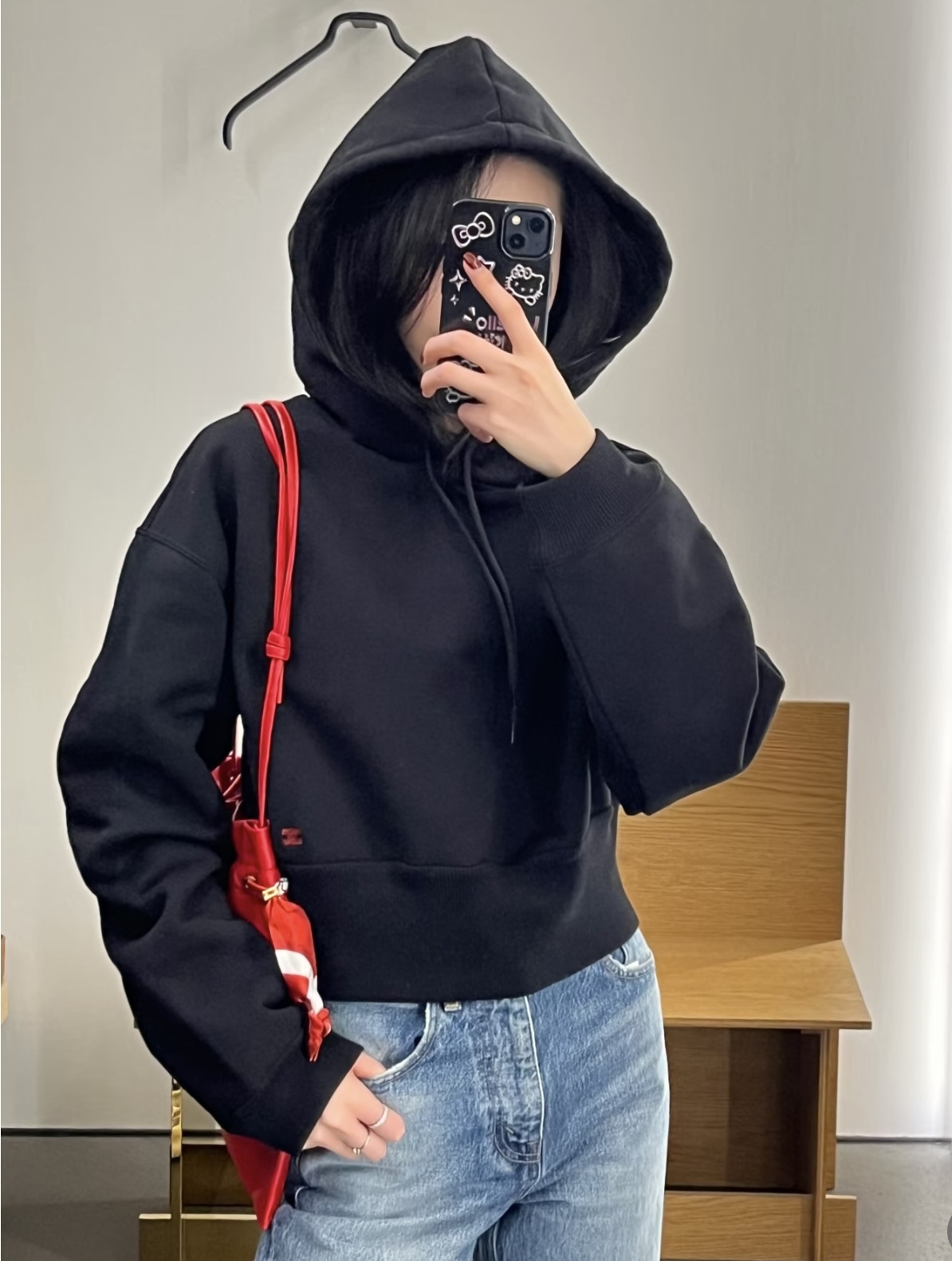 NO:736738,Celin* 26 early spring new micro-label embroidered hooded short sweatshirt!  Original development!  High quality production!  The dropped shoulder silhouette highlights the laziness of wearing it, making it casual yet fashionable!  It can be easily controlled by all body types. Sweatshirt lovers should just close their eyes and grab this one. It is both practical and textured. SML,,celine,hoodie,sweatshirts,hats,19860909Celin* 26早春新款 微标刺绣连帽短款卫衣！原版开发！高版出品！落肩廓型凸显穿着的慵懒感 随意又不失时髦感！各种体型都可以轻松驾驭 卫衣控真的闭眼拿这件 实穿与质感并存 SML,,celine,hoodie,sweatshirts,hats,,Women's clothing