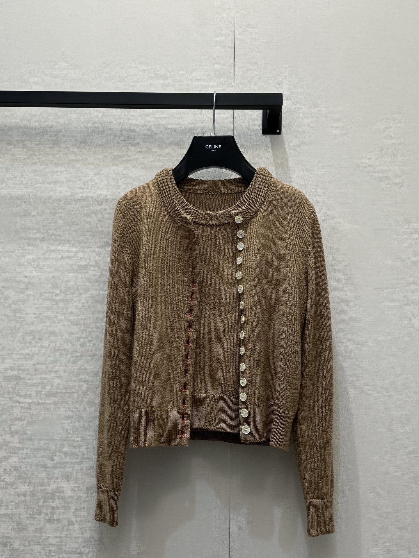 NO:736722,Celin* 26 new two-piece round neck knitted cardigan set made of merino wool, soft and skin-friendly, super comfortable to wear in autumn and winter! Single-breasted + high waistline design, slim and elegant, camel and black are versatile and easy to match with various styles. Vertical thread texture, full of layers, fine craftsmanship, time-consuming, high-end texture, great to wear alone or layered, easy to control for daily commuting!  One piece of clothing, two wears, size S M L, real shot of large goods,,celine,19860909Celin* 26新款 圆领针织开衫两件套 采用美利奴羊毛,柔软亲肤,秋冬穿超舒服!单排扣+高腰线设计,显瘦又优雅,驼色和黑色百搭不挑人,轻松搭配各种风格.竖向螺纹肌理,层次感满满,工艺精细,耗时久,质感高级,单穿或内搭都很出彩,通勤日常都能轻松驾驭！一衣两穿 码数S M L大货实拍,,celine,,Women's clothing