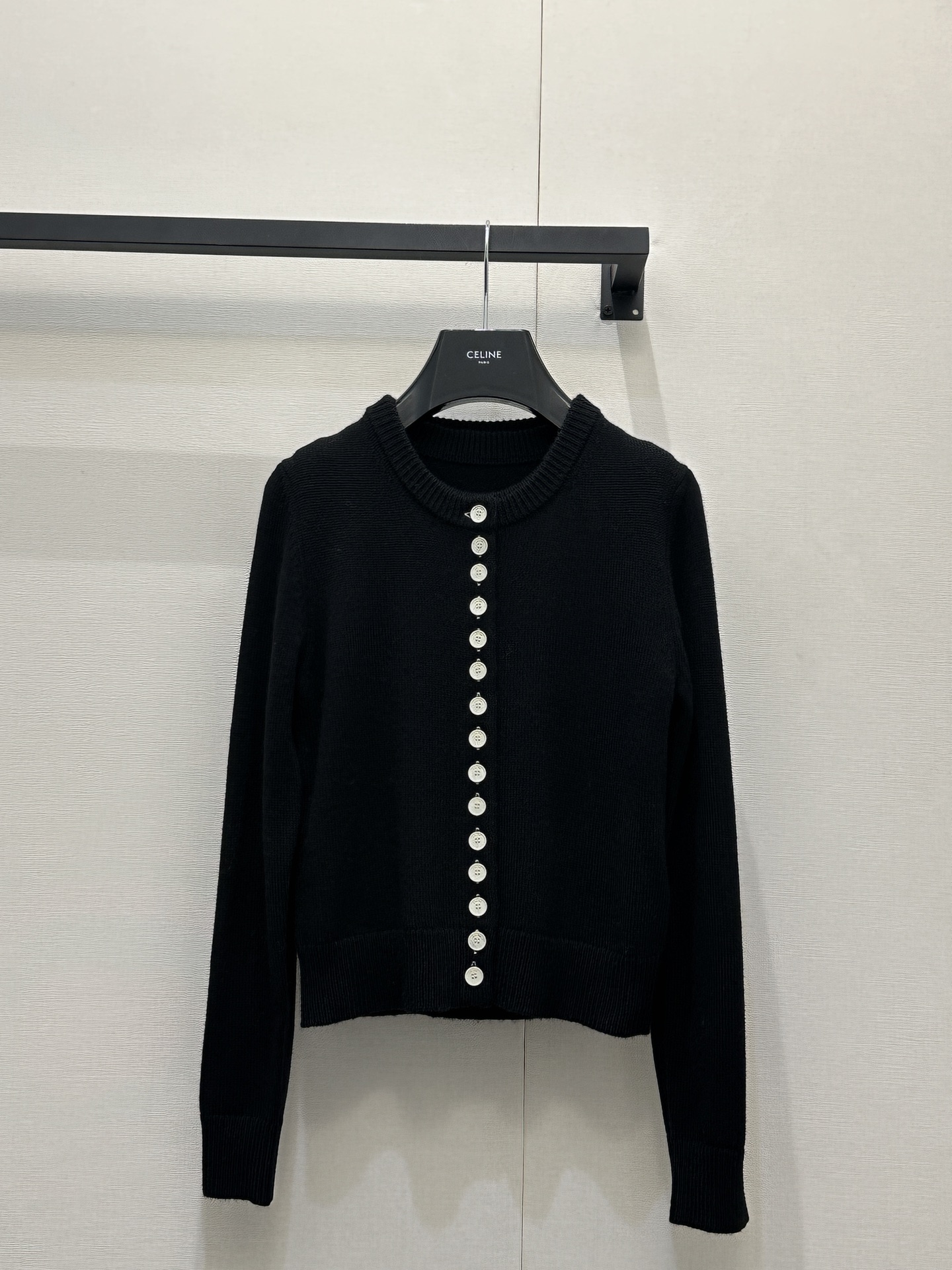 NO:736711,Celin* 26 new two-piece round neck knitted cardigan set made of merino wool, soft and skin-friendly, super comfortable to wear in autumn and winter! Single-breasted + high waistline design, slim and elegant, camel and black are versatile and easy to match with various styles. Vertical thread texture, full of layers, fine craftsmanship, time-consuming, high-end texture, great to wear alone or layered, easy to control for daily commuting!  One piece of clothing, two wears, size S M L, real shot of large goods,,celine,19860909Celin* 26新款 圆领针织开衫两件套 采用美利奴羊毛,柔软亲肤,秋冬穿超舒服!单排扣+高腰线设计,显瘦又优雅,驼色和黑色百搭不挑人,轻松搭配各种风格.竖向螺纹肌理,层次感满满,工艺精细,耗时久,质感高级,单穿或内搭都很出彩,通勤日常都能轻松驾驭！一衣两穿 码数S M L大货实拍,,celine,,Women's clothing