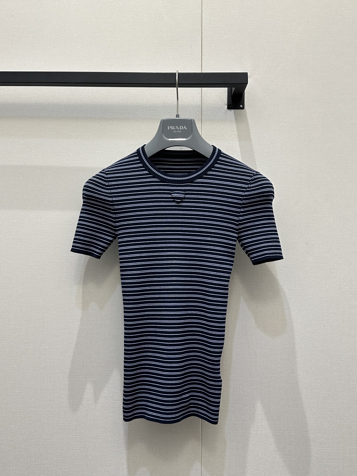 NO:737084,The new model of Prad*26 striped knitted short sleeves is now available!  Originally developed by Prad*2026 early spring new trendy retro striped knitted short-sleeves, classic navy style design, 16-needle woven fabric with good elasticity, super comfortable to wear next to the body!  The details of the low-key logo buoy on the chest are perfect. The round neck + short sleeves are simple and versatile. They can be worn alone or layered with each other. You can easily switch between casual or college style. The slim fit is flattering and fashionable, a must-have for your spring and summer wardrobe!  Actual shots of SML products with size, prada, T-shirt,19860909新款出货啦Prad*26条纹针织短袖！原版开发 Prad*2026早春新款时髦复古条纹针织短袖,经典海军风设计,16针机织面料弹性好,贴身穿着超舒适！胸前低调Logo浮标细节满分.圆领+短袖,简约百搭,单穿或内搭都很OK,轻松切换休闲or学院风.修身版型,显身材又时髦,春夏衣橱必备！码数SML大货实拍,,prada,T-shirt,,Women's clothing