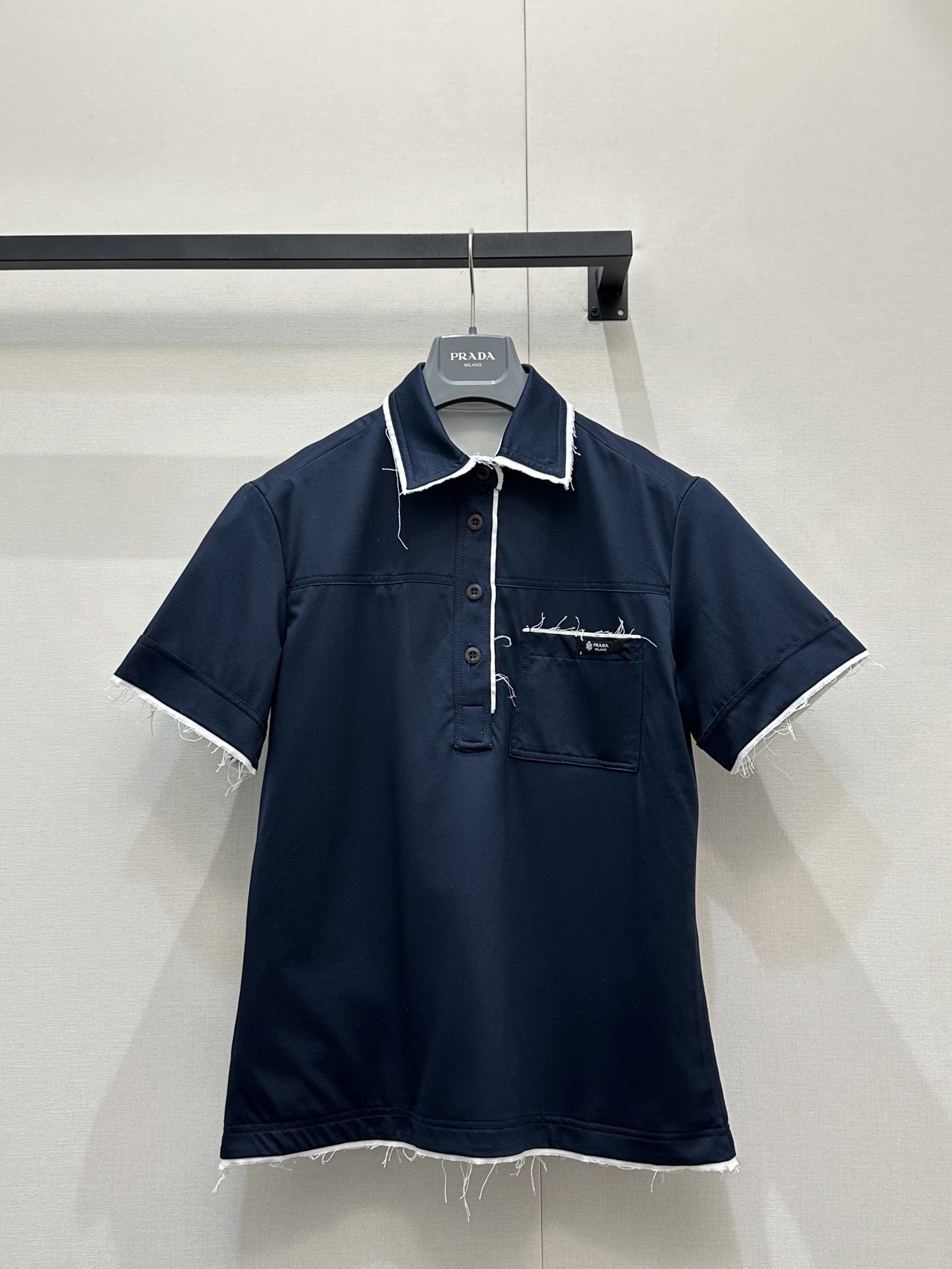 NO:737068,*26new fake two-piece contrasting piping lapel short-sleeved white piping design on the upper body is simple and yet has a sense of design!  The old tassels without edge sealing add a highlight to your outfit!  The age-reducing atmosphere of the college cannot be hidden ~ Exclusively customized imported yb cotton material, the chest pocket is embellished with classic brand logo letters, and the lapel is loosely tailored and is super friendly to body tolerance!  The outfit looks slim and high-end, a must-have for daily life on vacation ~ 1:1 awesome version. The latest item in early spring. Look for the exclusive high version. SML’s real shot of large quantities, T-shirt,19860909*26new假两件撞色滚边翻领短袖白色滚边设计上身简约又有设计感！做旧流苏不封边工艺增添穿搭亮点！学院减龄气息藏不住～ 独家定制进口yb棉材质,胸前口袋经典品牌徽标字母点缀,翻领宽松版型剪裁对身材包容度超级友好！穿搭显瘦高级,度假日常生活实穿必备款～1:1超赞版型 早春最新单品 认准独家高版本 SML大货实拍,,T-shirt,,Women's clothing