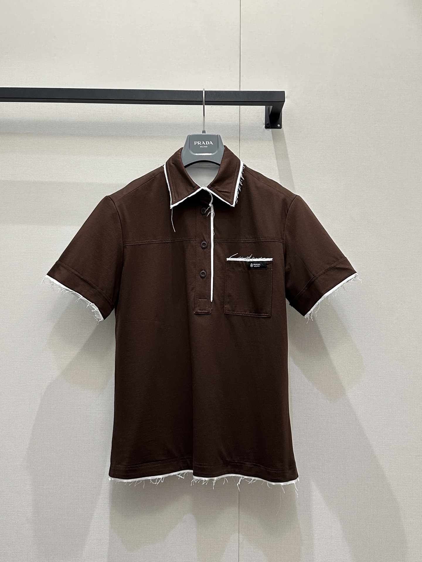 NO:737076,*26new fake two-piece contrasting piping lapel short-sleeved white piping design on the upper body is simple and yet has a sense of design!  The old tassels without edge sealing add a highlight to your outfit!  The age-reducing atmosphere of the college cannot be hidden ~ Exclusively customized imported yb cotton material, the chest pocket is embellished with classic brand logo letters, and the lapel is loosely tailored and is super friendly to body tolerance!  The outfit looks slim and high-end, a must-have for daily life on vacation ~ 1:1 awesome version. The latest item in early spring. Look for the exclusive high version. SML’s real shot of large quantities, T-shirt,19860909*26new假两件撞色滚边翻领短袖白色滚边设计上身简约又有设计感！做旧流苏不封边工艺增添穿搭亮点！学院减龄气息藏不住～ 独家定制进口yb棉材质,胸前口袋经典品牌徽标字母点缀,翻领宽松版型剪裁对身材包容度超级友好！穿搭显瘦高级,度假日常生活实穿必备款～1:1超赞版型 早春最新单品 认准独家高版本 SML大货实拍,,T-shirt,,Women's clothing