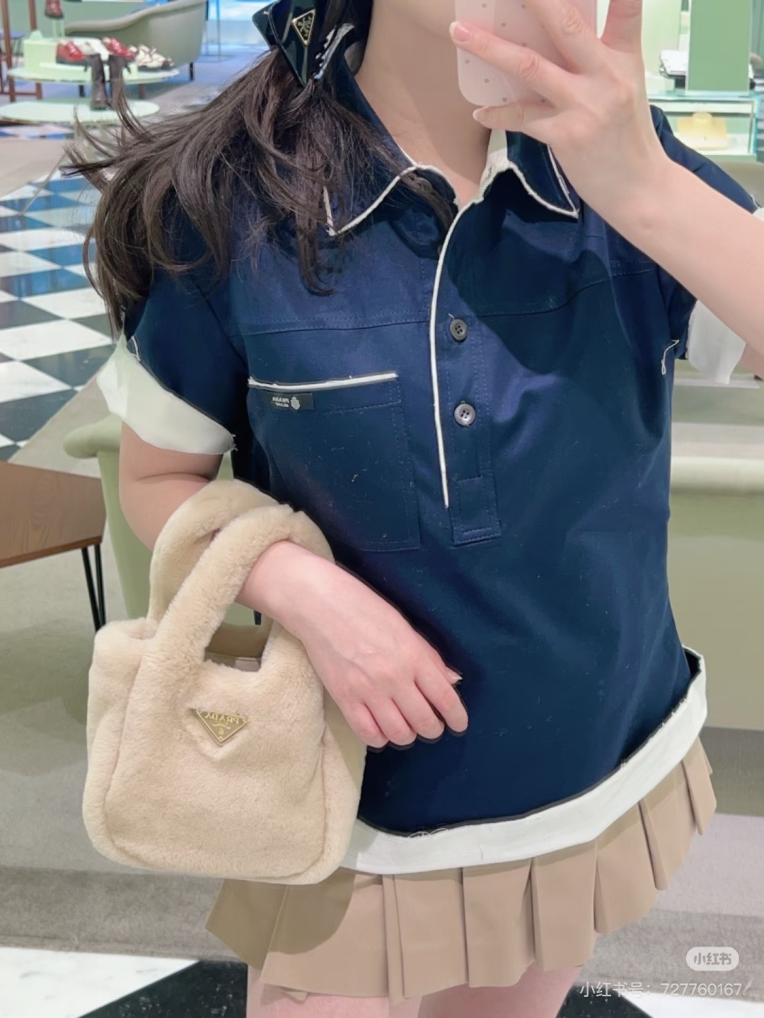 NO:737072,*26new fake two-piece contrasting piping lapel short-sleeved white piping design on the upper body is simple and yet has a sense of design!  The old tassels without edge sealing add a highlight to your outfit!  The age-reducing atmosphere of the college cannot be hidden ~ Exclusively customized imported yb cotton material, the chest pocket is embellished with classic brand logo letters, and the lapel is loosely tailored and is super friendly to body tolerance!  A slim and high-end outfit, a must-have for daily life on vacation ~ 1:1 awesome version. The latest item for early spring. Look for the exclusive high version SML,, T-shirt,19860909*26new假两件撞色滚边翻领短袖白色滚边设计上身简约又有设计感！做旧流苏不封边工艺增添穿搭亮点！学院减龄气息藏不住～ 独家定制进口yb棉材质,胸前口袋经典品牌徽标字母点缀,翻领宽松版型剪裁对身材包容度超级友好！穿搭显瘦高级,度假日常生活实穿必备款～1:1超赞版型 早春最新单品 认准独家高版本 SML,,T-shirt,,Women's clothing