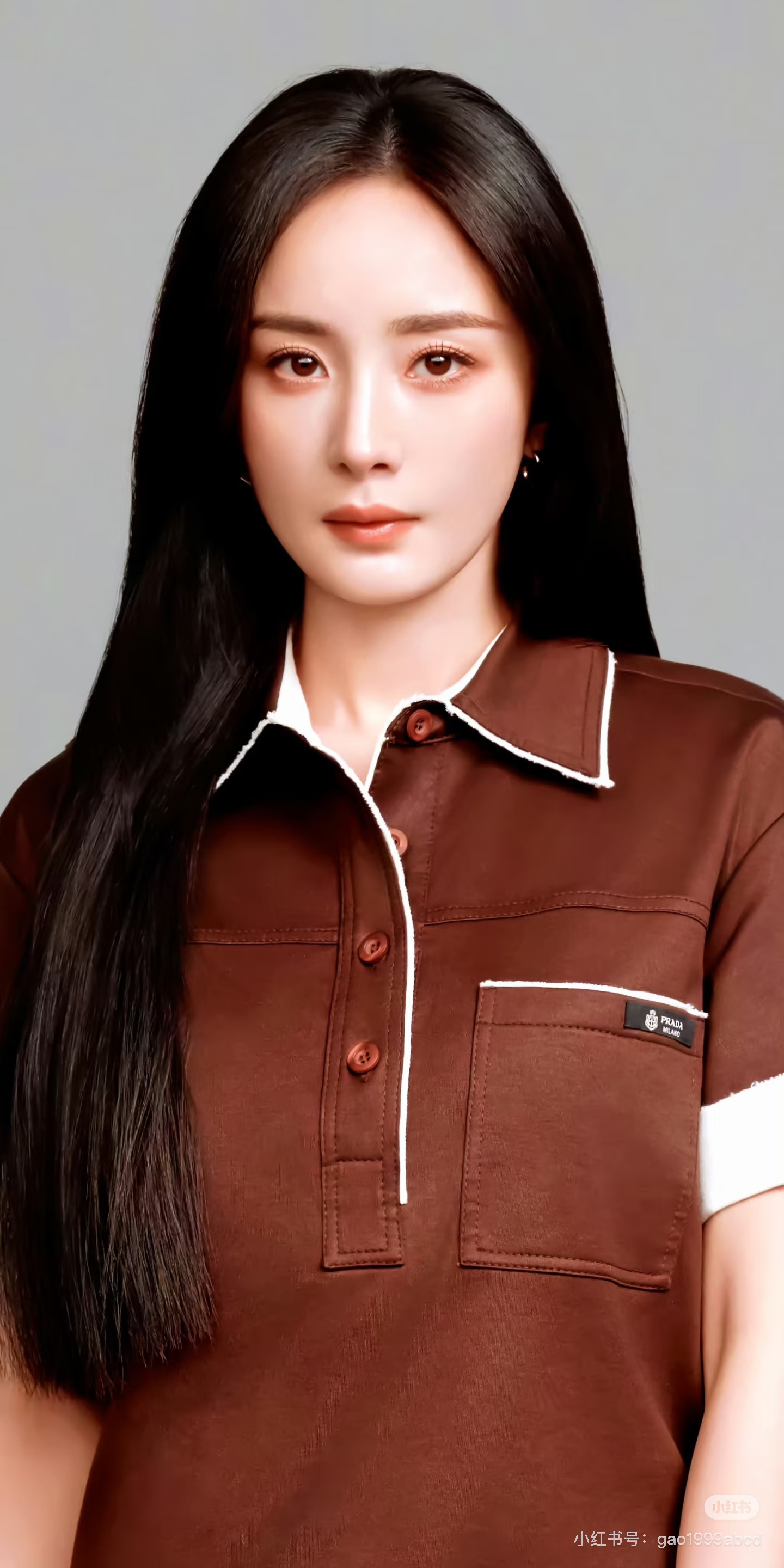 NO:737080,*26new fake two-piece contrasting piping lapel short-sleeved white piping design on the upper body is simple and yet has a sense of design!  The old tassels without edge sealing add a highlight to your outfit! 学院减龄气息藏不住～ 独家定制进口yb棉材质,胸前口袋经典品牌徽标字母点缀,翻领宽松版型剪裁对身材包容度超级友好！  A slim and high-end outfit, a must-have for daily life on vacation ~ 1:1 awesome version. The latest item for early spring. Look for the exclusive high version SML,, T-shirt,19860909*26new假两件撞色滚边翻领短袖白色滚边设计上身简约又有设计感！做旧流苏不封边工艺增添穿搭亮点！学院减龄气息藏不住～ 独家定制进口yb棉材质,胸前口袋经典品牌徽标字母点缀,翻领宽松版型剪裁对身材包容度超级友好！穿搭显瘦高级,度假日常生活实穿必备款～1:1超赞版型 早春最新单品 认准独家高版本 SML,,T-shirt,,Women's clothing