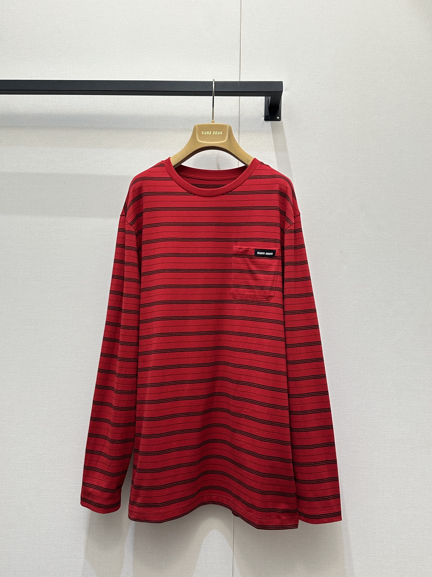 NO:737081,Mium*u 26Ss new early spring red striped round neck long-sleeved T-shirt丨Exclusively developed!  Top quality production!  The color combination of pure red + fine black lines is so eye-catching, bright and retro, and it will directly boost your vitality when worn. The loose version is very tolerant to the figure, and the dropped shoulder design is lazy and casual. When layered with white innerwear, the edges are exposed, and the atmosphere is directly awe-inspiring!  The fabric is soft but very sinewy, and it is super comfortable to wear close to the body. The small leather label details are even more low-key and elegant. Paired with a pleated skirt, I am a sweet girl. Paired with overalls, it is spicy and sassy. It can be worn casually when going out in early spring!  Wear red in the New Year to bring good luck and to be full of energy in daily wear. This trend is a must!  Ready-made S/M/L large goods, real shots, miumiu, skirts, tees, t-shirts,19860909Mium*u 26Ss早春新款 红色条纹圆领长袖T恤丨独家开发！顶级高版出品！正红+细黑纹的配色太戳人,明媚又复古,穿上直接把元气值拉满宽松版型对身材包容度超高,落肩设计慵懒随性,叠穿白内搭露出边边,氛围感直接封神！面料软乎乎的但很有筋骨,贴身穿超舒服,小皮标细节更是低调显贵搭配百褶裙是甜妹本妹,配工装裤又辣又飒,早春出街随便搭都赢很大！新年穿红讨个好彩头,日常穿也活力满满,这波必须冲！现货发售S/M/L大货实拍,,miumiu,skirts,tees，t-shirt,,Women's clothing