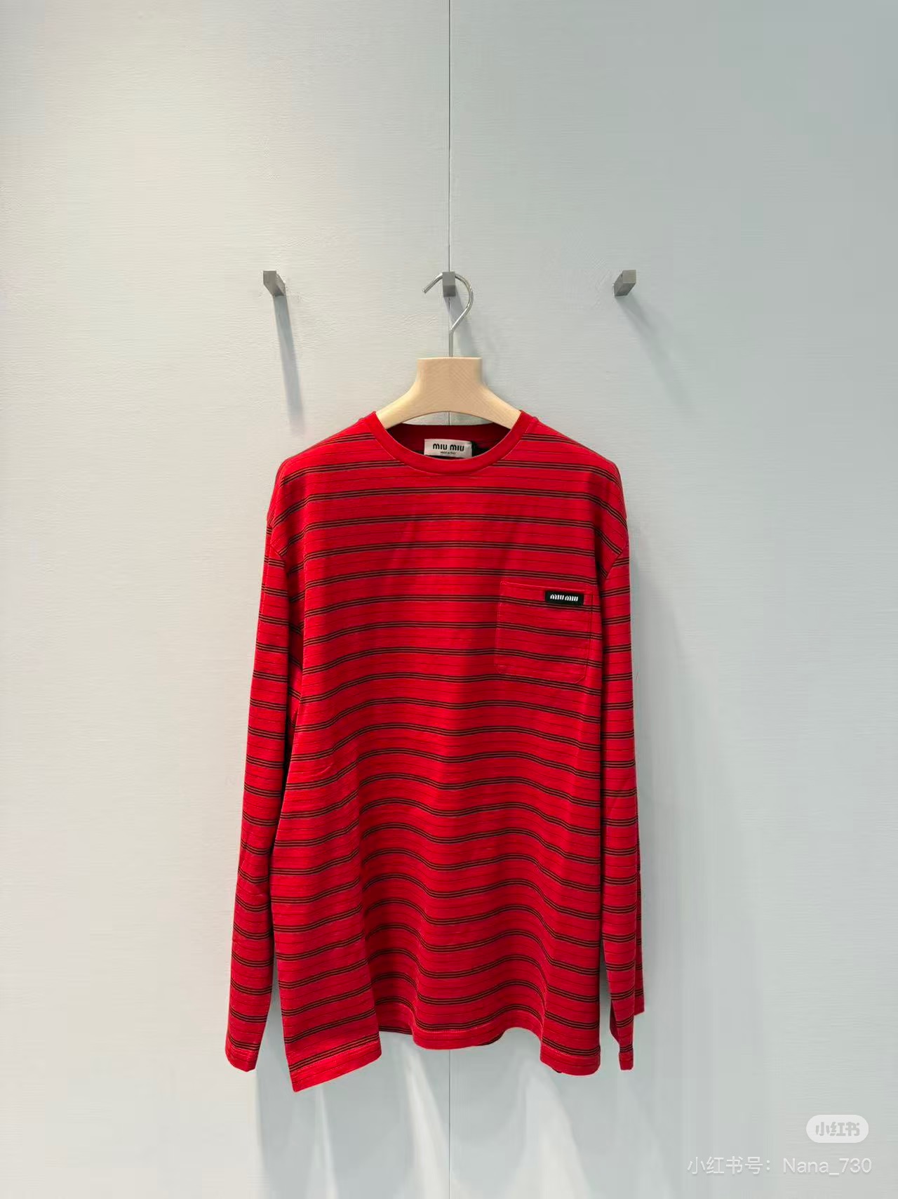 NO:737085,Mium*u 26Ss new early spring red striped round neck long-sleeved T-shirt丨Exclusively developed!  Top quality production!  The color combination of pure red + fine black lines is so eye-catching, bright and retro, and it will directly boost your vitality when worn. The loose version is very tolerant to the figure, and the dropped shoulder design is lazy and casual. When layered with white innerwear, the edges are exposed, and the atmosphere is directly awe-inspiring!  The fabric is soft but very sinewy, and it is super comfortable to wear close to the body. The small leather label details are even more low-key and elegant. Paired with a pleated skirt, I am a sweet girl. Paired with overalls, it is spicy and sassy. It can be worn casually when going out in early spring!  Wear red in the New Year to bring good luck and to be full of energy in daily wear. This trend is a must!  Available in stock S/M/L,,miumiu,skirts,tees,t-shirt,19860909Mium*u 26Ss早春新款 红色条纹圆领长袖T恤丨独家开发！顶级高版出品！正红+细黑纹的配色太戳人,明媚又复古,穿上直接把元气值拉满宽松版型对身材包容度超高,落肩设计慵懒随性,叠穿白内搭露出边边,氛围感直接封神！面料软乎乎的但很有筋骨,贴身穿超舒服,小皮标细节更是低调显贵搭配百褶裙是甜妹本妹,配工装裤又辣又飒,早春出街随便搭都赢很大！新年穿红讨个好彩头,日常穿也活力满满,这波必须冲！现货发售S/M/L,,miumiu,skirts,tees，t-shirt,,Women's clothing
