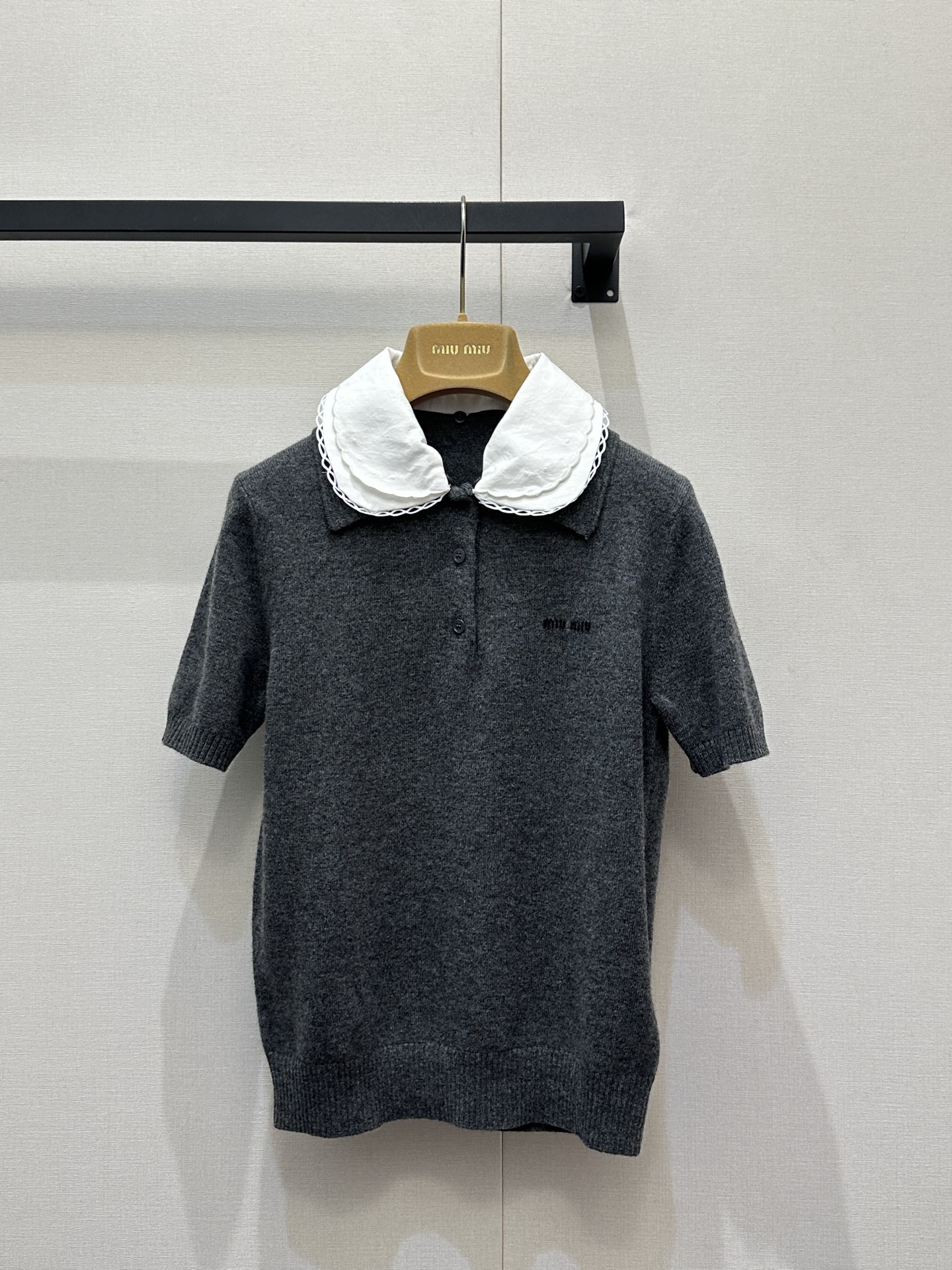 NO:737073,(Short-sleeved) *26new Detachable lace shirt collar knitted short-sleeved retro college age-reducing style that is easy to get, the right shoulder and slim fit upper body is versatile and not picky, it is great to wear alone or layered!  The removable hollow lace shirt collar design adds more style to your outfit!  Exclusively customized imported yb cashmere material, embellished with classic logo letter embroidery patterns on the chest, the upper body is sweet and generous ~ the mother-of-pearl buckles of the same color highlight the quality, and the layered style has the brand's unique fashion charm!  1:1 Awesome version, the latest items in early autumn, look for the exclusive high version, SML real shots of large products, shirts, T-shirts,19860909（短袖）*26new可拆卸花边衬衫领针织短袖复古学院减龄风格轻松get,正肩收身版型上身百搭不挑人,单穿叠搭都超赞！可拆卸镂空花边衬衫领设计增添更多穿搭风格！独家定制进口yb山羊绒材质,胸口经典徽标字母刺绣图案点缀,上身甜美大方～同色系贝母扣彰显品质,叠穿风格都有品牌独有的时尚魅力！1:1超赞版型,早秋最新单品,认准独家高版本 SML大货实拍,,shirts,T-shirt,,Women's clothing