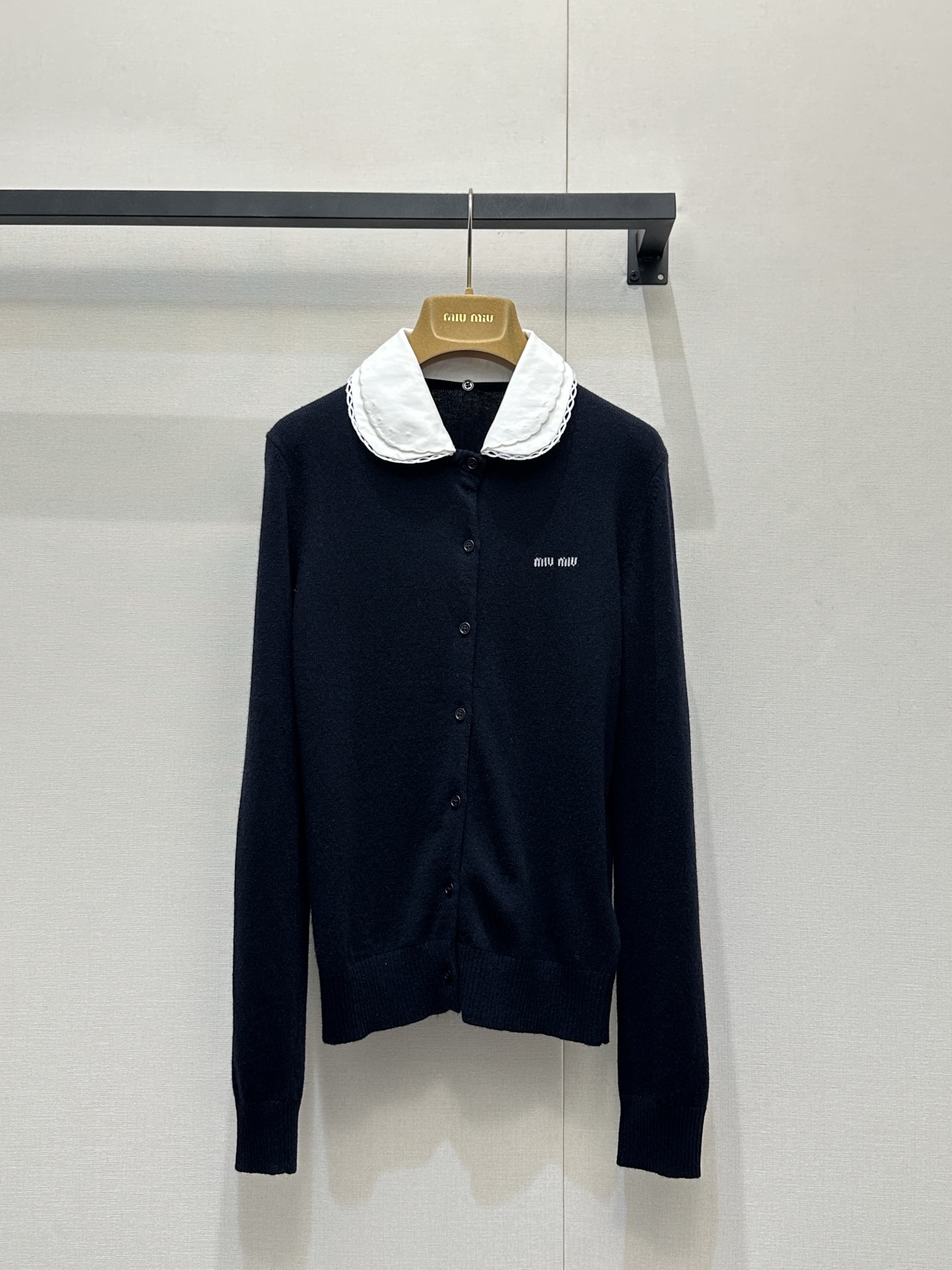 NO:737065,(Long-sleeved) *26new Detachable lace shirt collar knitted cardigan, retro college age-reducing style, easy to get, the right shoulder slim fit upper body is versatile and not picky, it is great to wear alone or layered!  The removable hollow lace shirt collar design adds more style to your outfit!  Exclusively customized imported yb cashmere material, embellished with classic logo letter embroidery patterns on the chest, the upper body is sweet and generous ~ the mother-of-pearl buckles of the same color highlight the quality, and the layered style has the brand's unique fashion charm!  1:1 Awesome version, the latest items for early autumn, look out for the exclusive high version, SML real shots of large products, shirts,19860909（长袖）*26new可拆卸花边衬衫领针织开衫复古学院减龄风格轻松get,正肩收身版型上身百搭不挑人,单穿叠搭都超赞！可拆卸镂空花边衬衫领设计增添更多穿搭风格！独家定制进口yb山羊绒材质,胸口经典徽标字母刺绣图案点缀,上身甜美大方～同色系贝母扣彰显品质,叠穿风格都有品牌独有的时尚魅力！1:1超赞版型,早秋最新单品,认准独家高版本 SML大货实拍,,shirts,,Women's clothing