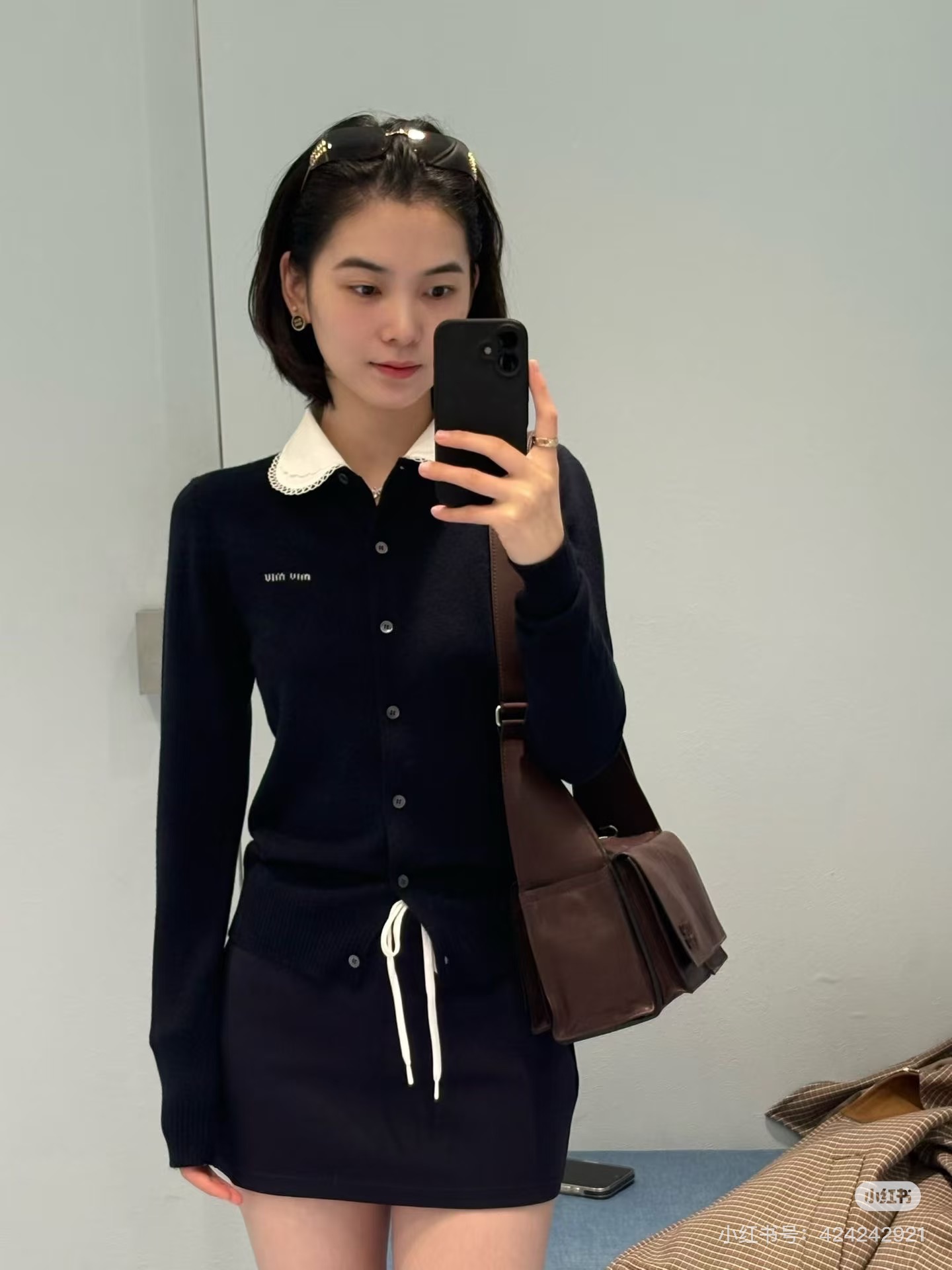 NO:737069,(Long-sleeved) *26new Detachable lace shirt collar knitted cardigan, retro college age-reducing style, easy to get, the right shoulder slim fit upper body is versatile and not picky, it is great to wear alone or layered!  The removable hollow lace shirt collar design adds more style to your outfit!  Exclusively customized imported yb cashmere material, embellished with classic logo letter embroidery patterns on the chest, the upper body is sweet and generous ~ the mother-of-pearl buckles of the same color highlight the quality, and the layered style has the brand's unique fashion charm!  1:1 awesome version, the latest early autumn items, look out for the exclusive high version SML, shirts,19860909（长袖）*26new可拆卸花边衬衫领针织开衫复古学院减龄风格轻松get,正肩收身版型上身百搭不挑人,单穿叠搭都超赞！可拆卸镂空花边衬衫领设计增添更多穿搭风格！独家定制进口yb山羊绒材质,胸口经典徽标字母刺绣图案点缀,上身甜美大方～同色系贝母扣彰显品质,叠穿风格都有品牌独有的时尚魅力！1:1超赞版型,早秋最新单品,认准独家高版本 SML,,shirts,,Women's clothing