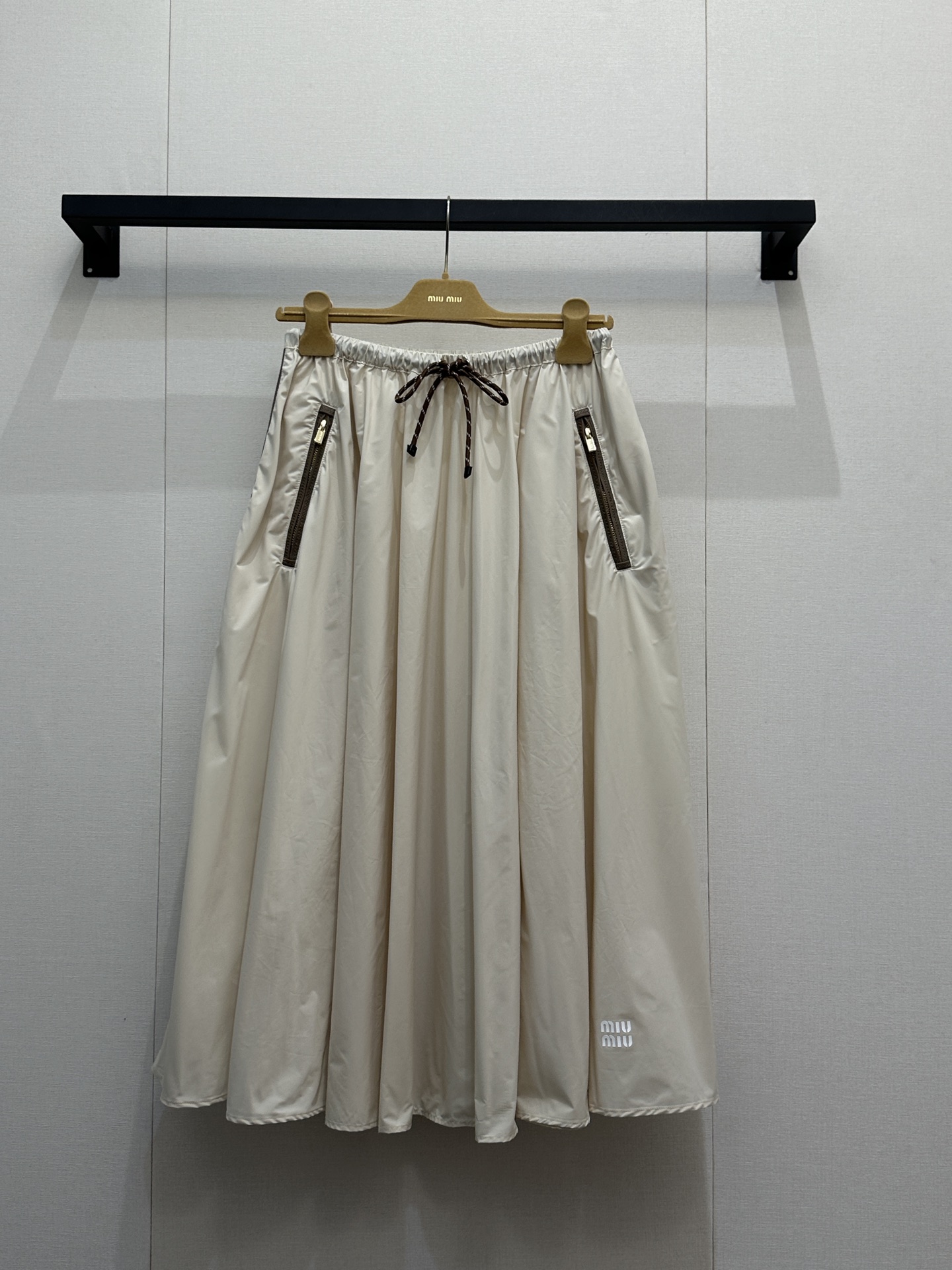 NO:737045,(Long skirt) Miu26's new skirt is made of custom-made YB imported environmentally friendly recycled nylon material, with glossy texture and stylish wear. The mid-length skirt is made of burgundy as the base, creating a fluffy bud that makes it more playful!  The main tone of burgundy is rich and white. The contrasting lapel design of the vest is simple and smart. It is paired with a skirt of the same color. The drawstring and zipper details add to the street feel. The thin fabric is breathable and comfortable. A set of upper body can directly create a sweet and cool atmosphere. It is a proper eye-catcher when going out. Customized surface accessories. Look for the correct version. High version. Burgundy. Actual shot of the goods., miumiu, skirts,19860909（长裙）Miu26新款半裙 定制YB进口环保再生尼龙材质,质感光泽,穿搭有型,中长半身裙,大身以酒红色为基底,打造花苞蓬松感更显俏皮风了！酒红主调浓郁又显白,马甲的撞色翻领设计简约又灵动,搭配同色系半身裙,抽绳与拉链细节拉满街头感,轻薄的面料透气又舒适,一套上身直接拿捏甜酷兼备的氛围感,妥妥的出街吸睛利器.定制面辅料 认准版本 高版本 酒红 大货实拍,,miumiu,skirts,,Women's clothing