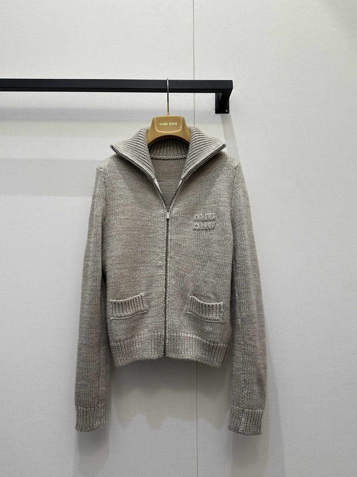 NO:737060,Miumi* 26 new zipper letter jacquard knitted cashmere cardigan丨originally developed!  High quality production!  Very suitable for autumn and winter. The upper body is slimmer and whiter. The hooded sweatshirt is cut using knitting techniques. It is lazy and casual. The embroidered letters on the chest are paired with double zippers. It is simple and has a sense of design. The upper body is clean and neat. It is slim and versatile. The double zipper design of the cardigan is versatile!  In stock 2 colors SML large goods real shot,,miumiu,hoodie,sweatshirts,hats,19860909Miumi* 26新款 拉链字母提花针织羊绒开衫丨原版开发！高版出品！非常适合秋冬 上身显瘦显白 连帽卫衣剪裁 沿用针织手法呈现 慵懒休闲 胸前提花字母搭配双拉链 简约有设计感 版型上身干净利落 显瘦百搭 开衫双拉链设计搭配多样性！现货 2色 SML大货实拍,,miumiu,hoodie,sweatshirts,hats,,Women's clothing