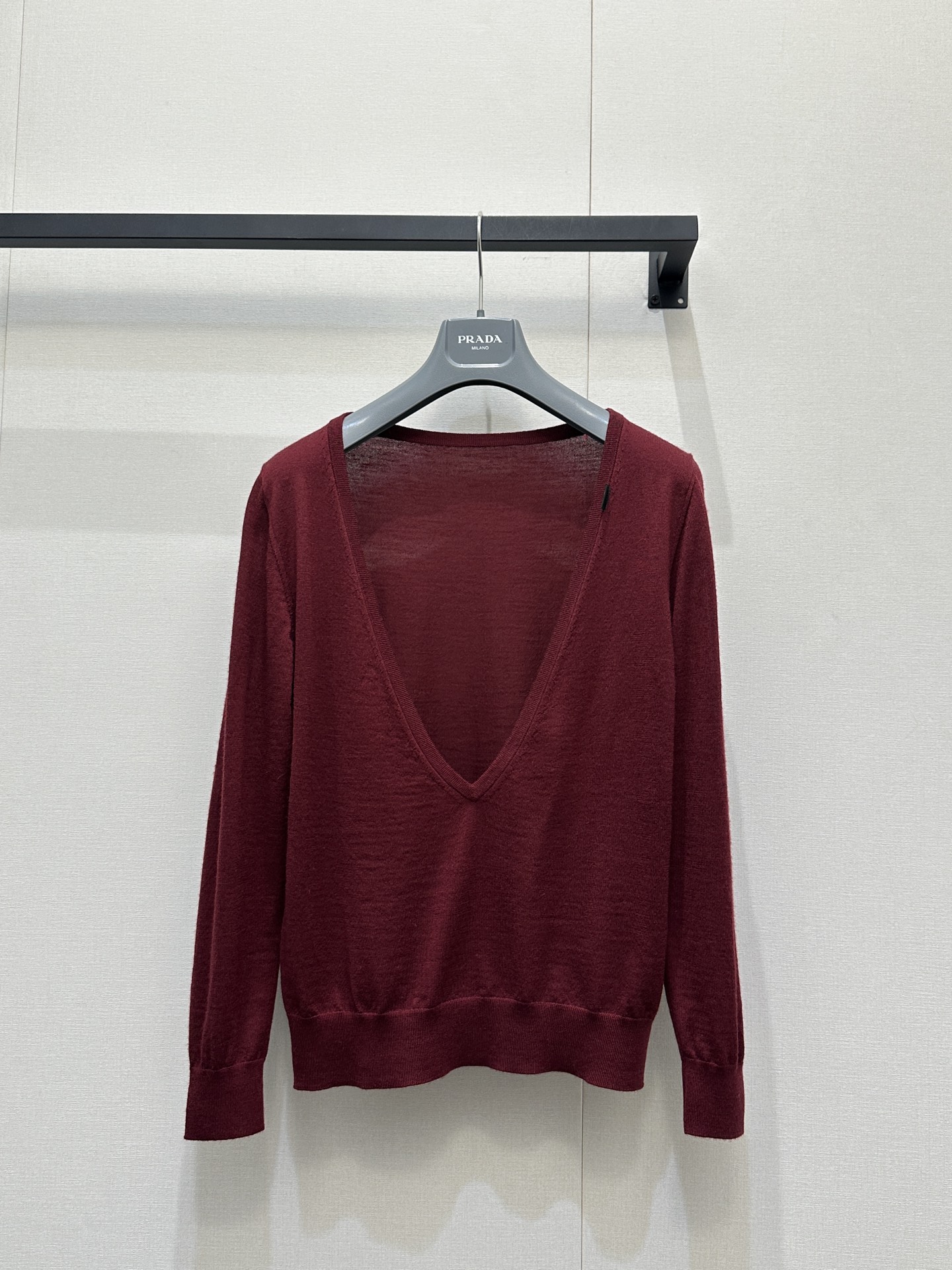 NO:738071,* Yang Mi’s same style dark red V-neck sweater has a snug fit, is soft and light, and won’t stick to your body!  The high-collar yellow lining forms a V-neck design, adding a sense of mystery. The color is very gentle and can be worn with a coat or on its own. It is in stock, SML has a large number of real shots, and sweaters,19860909* 杨幂同款 深红色V领毛衣 穿着感贴合柔软轻薄,不会扎身！高领黄色内衬形成V领设计,增加了一丝神秘感.配色很温柔,可以搭大衣或单穿哦,现货SML大货实拍,,sweaters,,Women's clothing