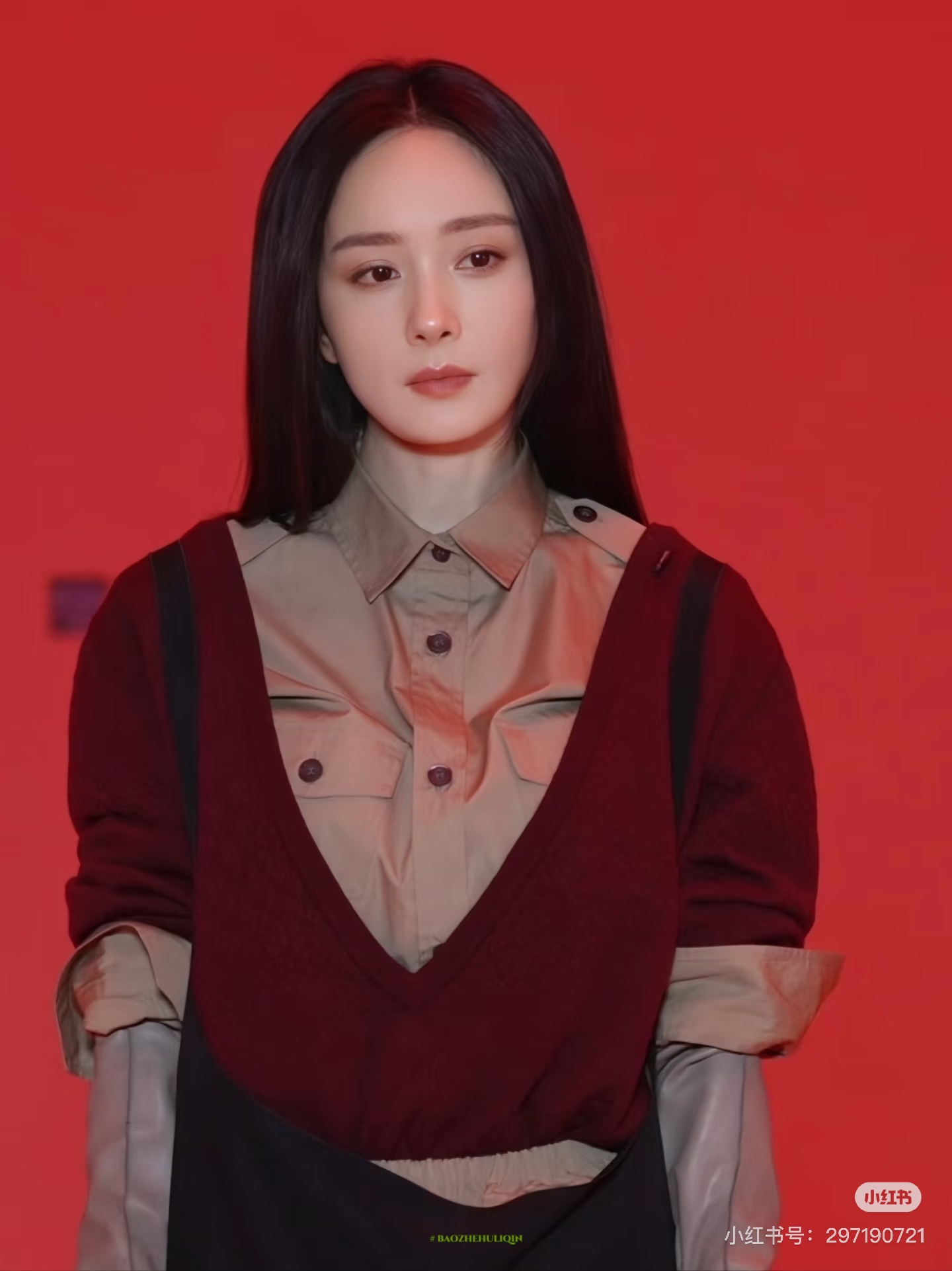 NO:738074,prad* Yang Mi's same style dark red V-neck sweater. It feels snug, soft and light, and won't stick to your body!  The high collar yellow lining forms a V-neck design, adding a sense of mystery. The color is very gentle and can be worn with a coat or alone. In stock, SML, prada, sweaters,19860909prad* 杨幂同款 深红色V领毛衣 穿着感贴合柔软轻薄,不会扎身！高领黄色内衬形成V领设计,增加了一丝神秘感.配色很温柔,可以搭大衣或单穿哦,现货SML,,prada,sweaters,,Women's clothing
