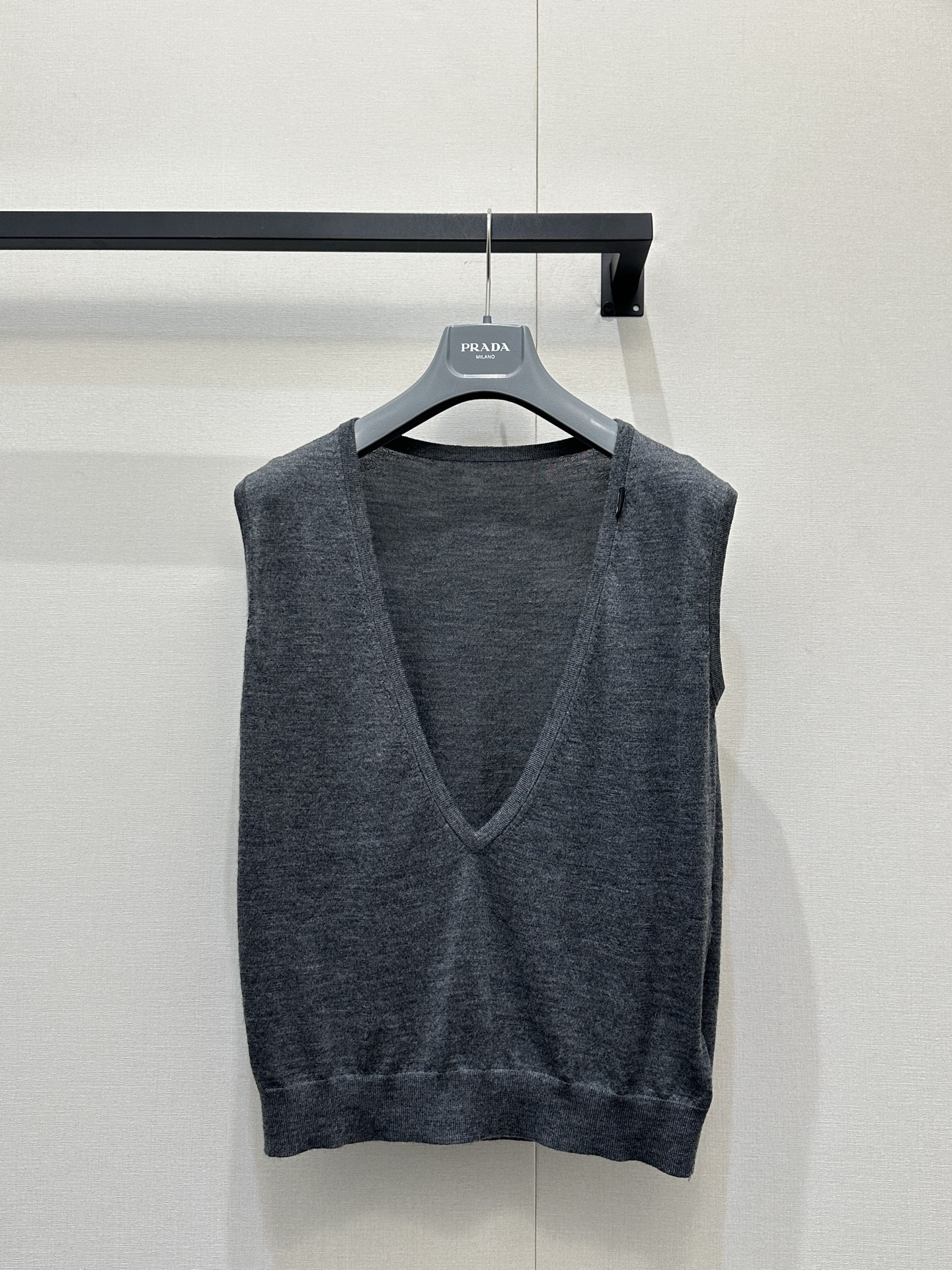 NO:738065,prad* Show style V-neck knitted vest. The deep V geometric neckline of the knitted sweater reshapes sexy expression in a retro dark tone, and the layered work shirt injects rational power. Simple and fashionable outfit. Spot SML bulk real shot, prada, shirts,19860909prad* 秀场款V领针织背心 针织衫的深V几何领口,在复古深色基调中重塑性感表达,叠穿的工装衬衫则注入理性力量.简约又时髦穿搭 现货SML大货实拍,,prada,shirts,,Women's clothing