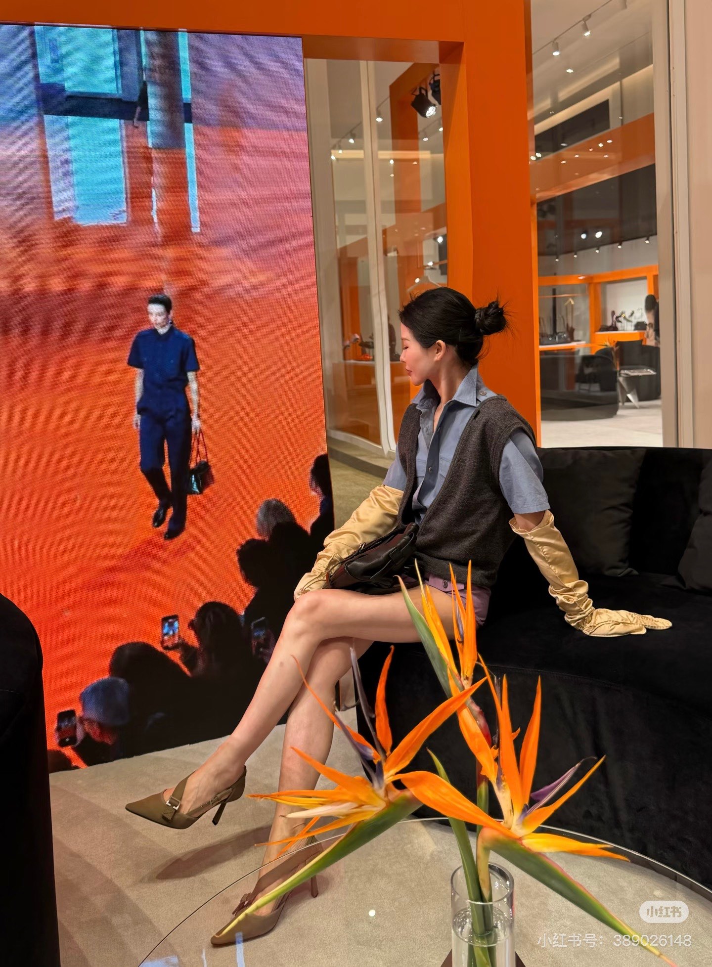 NO:738068,prad* Show style V-neck knitted vest. The deep V geometric neckline of the knitted sweater recreates sexy expression in a retro dark tone, and the layered work shirt injects rational power. Simple and fashionable outfit. Ready in stock SML, prada, shirts,19860909prad* 秀场款V领针织背心 针织衫的深V几何领口,在复古深色基调中重塑性感表达,叠穿的工装衬衫则注入理性力量.简约又时髦穿搭 现货SML,,prada,shirts,,Women's clothing