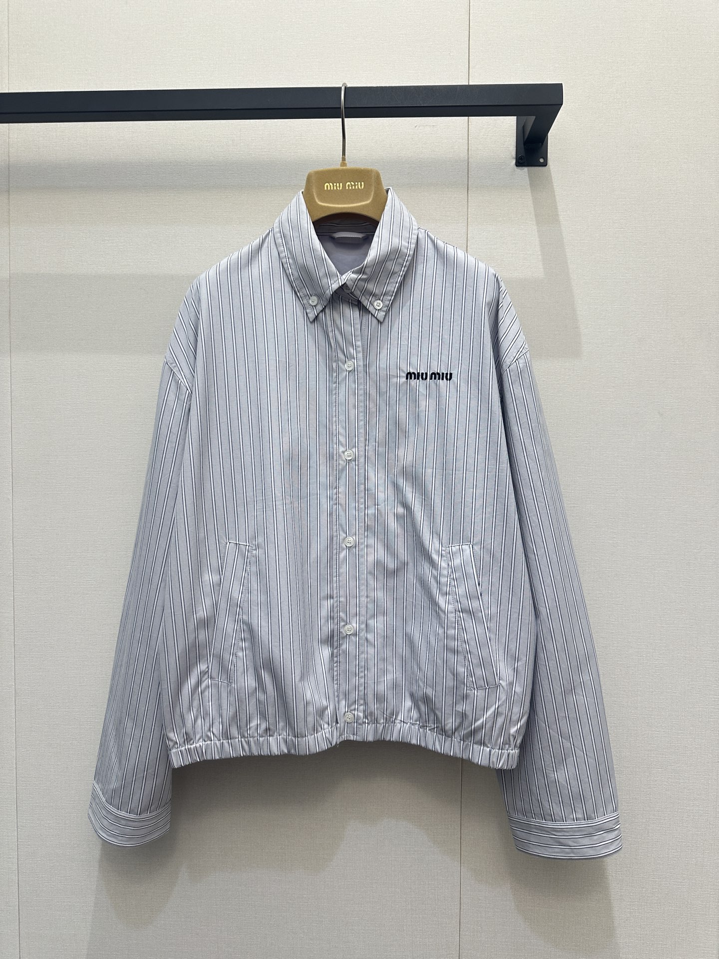 NO:737653,Miumi*2026 new style early spring striped lapel jacket, fashionable and versatile, lightweight fabric is very suitable for spring and autumn, light gray + pinstripe design, simple and elegant. There is brand embroidery on the left chest, perfect details!  The style is loose and can be worn alone or layered. It can be easily worn for commuting or leisure. Pair it with a pleated skirt or jeans, and you can switch between college style or Korean style. It is practical and fashionable!  Actual shots of large SML products with size,,miumiu,skirts,jeans,jackets & coats,19860909Miumi*2026早春新款时髦百搭条纹翻领外套,轻薄面料超适合春秋,浅灰+细条纹设计,简约又优雅.左胸有品牌刺绣,细节满分！版型宽松,单穿or叠搭都OK,通勤休闲都能轻松驾驭～搭配百褶裙or牛仔裤,学院风or韩系风随心切换,实用又时髦！码数SML大货实拍,,miumiu,skirts,jeans,jackets & coats,,Women's clothing