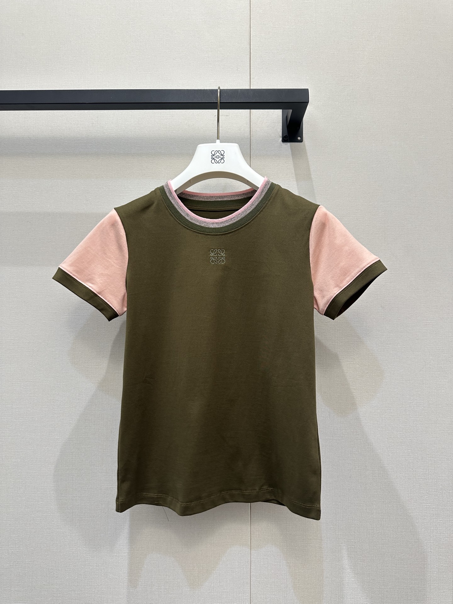 NO:738941,Loew*2026 new spring and summer fashionable and versatile olive green color-blocked raglan T-shirt, made of pure cotton blend, thick texture, super comfortable to wear in spring and summer!  Olive green + pink splicing, raglan design is fashionable and layered. The neckline details are exquisite and full of brand sense. The version is small, it is recommended to choose one size up for more comfort. It is OK for daily wear or alone. It can be easily switched with skirts and trousers. It is practical and versatile!  Actual shots of SML products with size, loewe, skirts, tees, t-shirts,19860909Loew*2026春夏新款时髦百搭橄榄绿拼色插肩T恤,采用纯棉混纺,质感厚实,春夏穿超舒服！橄榄绿+粉色拼接,插肩设计时髦又显层次感.领口细节精致,品牌感满满.版型偏小,建议选大一码更舒适.日常内搭或单穿都很OK,搭配半裙、裤装轻松切换风格,实用又百搭！码数SML大货实拍,,loewe,skirts,tees，t-shirt,,Women's clothing