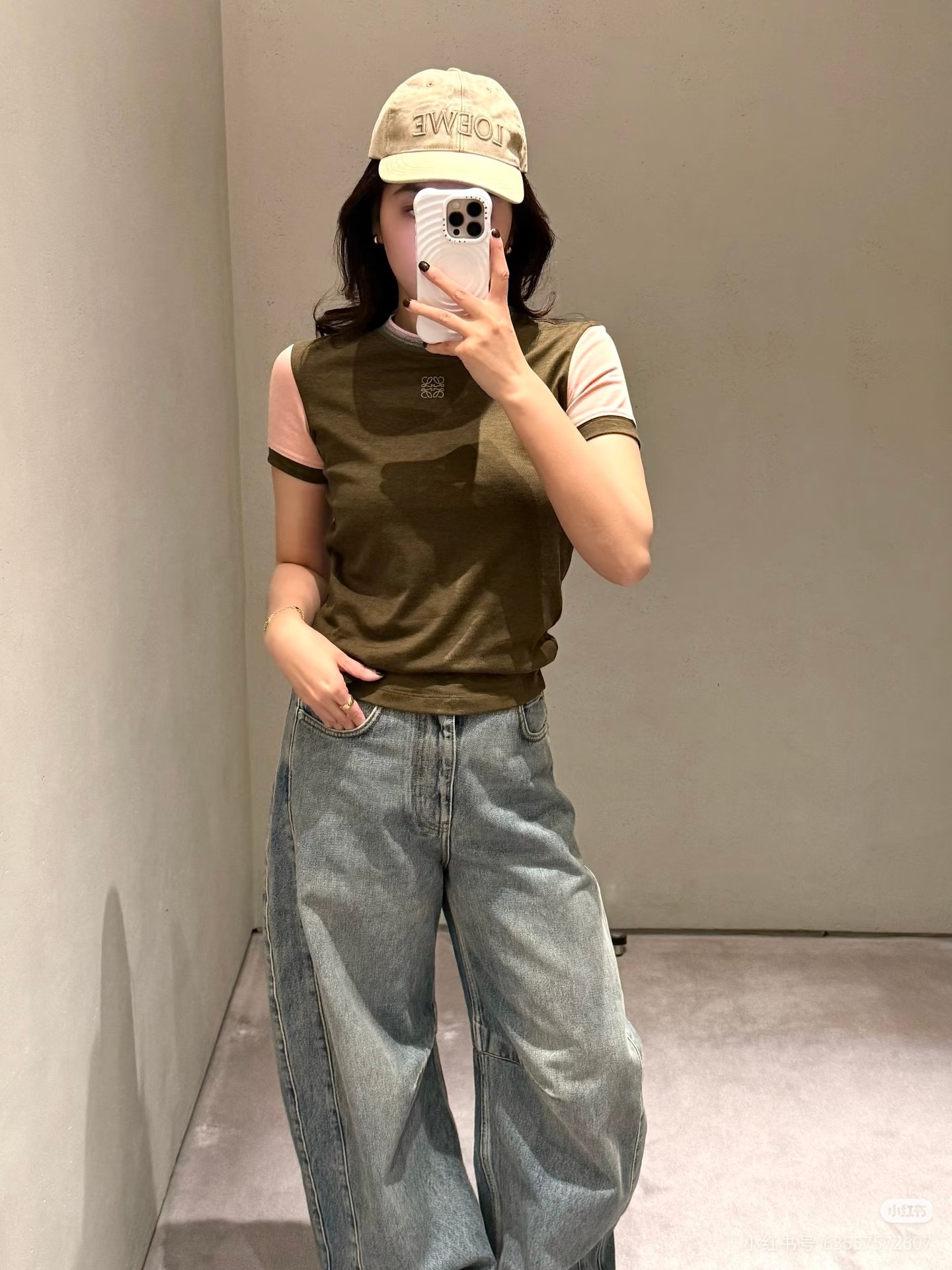 NO:738924,Loew*2026 new spring and summer fashionable and versatile olive green color-blocked raglan T-shirt, made of pure cotton blend, thick texture, super comfortable to wear in spring and summer!  Olive green + pink splicing, raglan design is fashionable and layered. The neckline details are exquisite and full of brand sense. The version is small, it is recommended to choose one size up for more comfort. It is OK for daily wear or alone. It can be easily switched with skirts and trousers. It is practical and versatile!  Size SML,,loewe,skirts,tees,t-shirt,19860909Loew*2026春夏新款时髦百搭橄榄绿拼色插肩T恤,采用纯棉混纺,质感厚实,春夏穿超舒服！橄榄绿+粉色拼接,插肩设计时髦又显层次感.领口细节精致,品牌感满满.版型偏小,建议选大一码更舒适.日常内搭或单穿都很OK,搭配半裙、裤装轻松切换风格,实用又百搭！码数SML,,loewe,skirts,tees，t-shirt,,Women's clothing