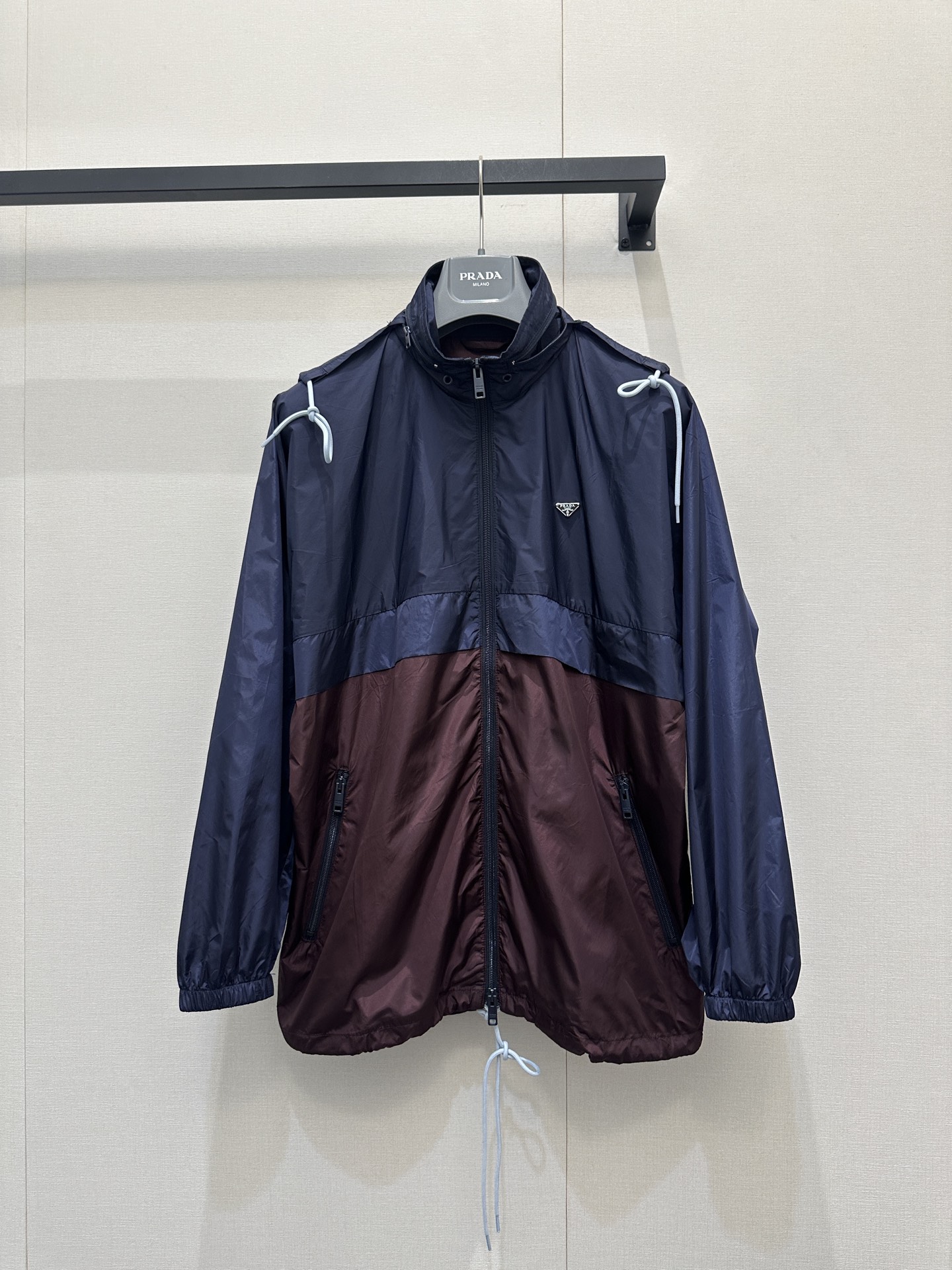 NO:738088,Prad*2026 new fashionable retro color-blocked regenerated nylon jacket for early spring, made of iconic Re-nylon material, is light, soft and waterproof, perfect for outdoor and daily wear!  Dark blue + burgundy contrasting color design, full of fashion sense. Hood + drawstring details, practical and stylish, elastic cuffs and hem to keep warm!  Environmentally friendly materials + classic craftsmanship, great for layering or wearing alone in autumn and winter, easily create a retro trendy style. Actual photos of large quantities of SML, prada, jackets & coats, hats,19860909Prad*2026早春新款时髦复古拼色再生尼龙外套,采用标志性Re-nylon材质,轻盈柔软又防水,超适合户外和日常穿搭！深蓝+酒红撞色设计,时尚感满分.连帽+抽绳细节,实用又有型,袖口和下摆松紧收口,保暖力up！环保材质+经典工艺,秋冬叠穿或单穿都很出彩,轻松打造复古潮流风.码数SML大货实拍,,prada,jackets & coats,hats,,Women's clothing