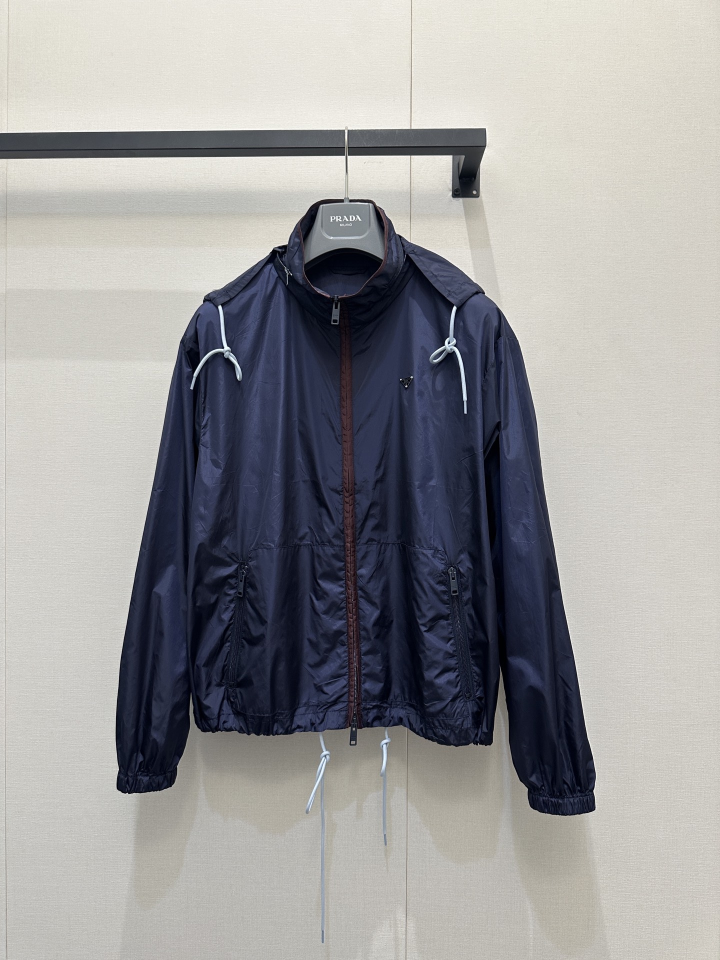 NO:738082,19860909Prad*2026早春新款时髦复古三角标抽绳尼龙立领夹克,采用轻盈尼龙面料,防水耐磨,适合户外和日常穿搭.立领+拉链设计,简约又有细节感,胸口三角Logo超有辨识度！版型宽松,包容多种身材,深色调百搭,休闲或潮流风都能轻松驾驭.无论城市漫步还是户外探险,都能兼具功能与时尚感,轻松应对多变天气.码数SML大货实拍,,prada,jackets & coats,,Women's clothing