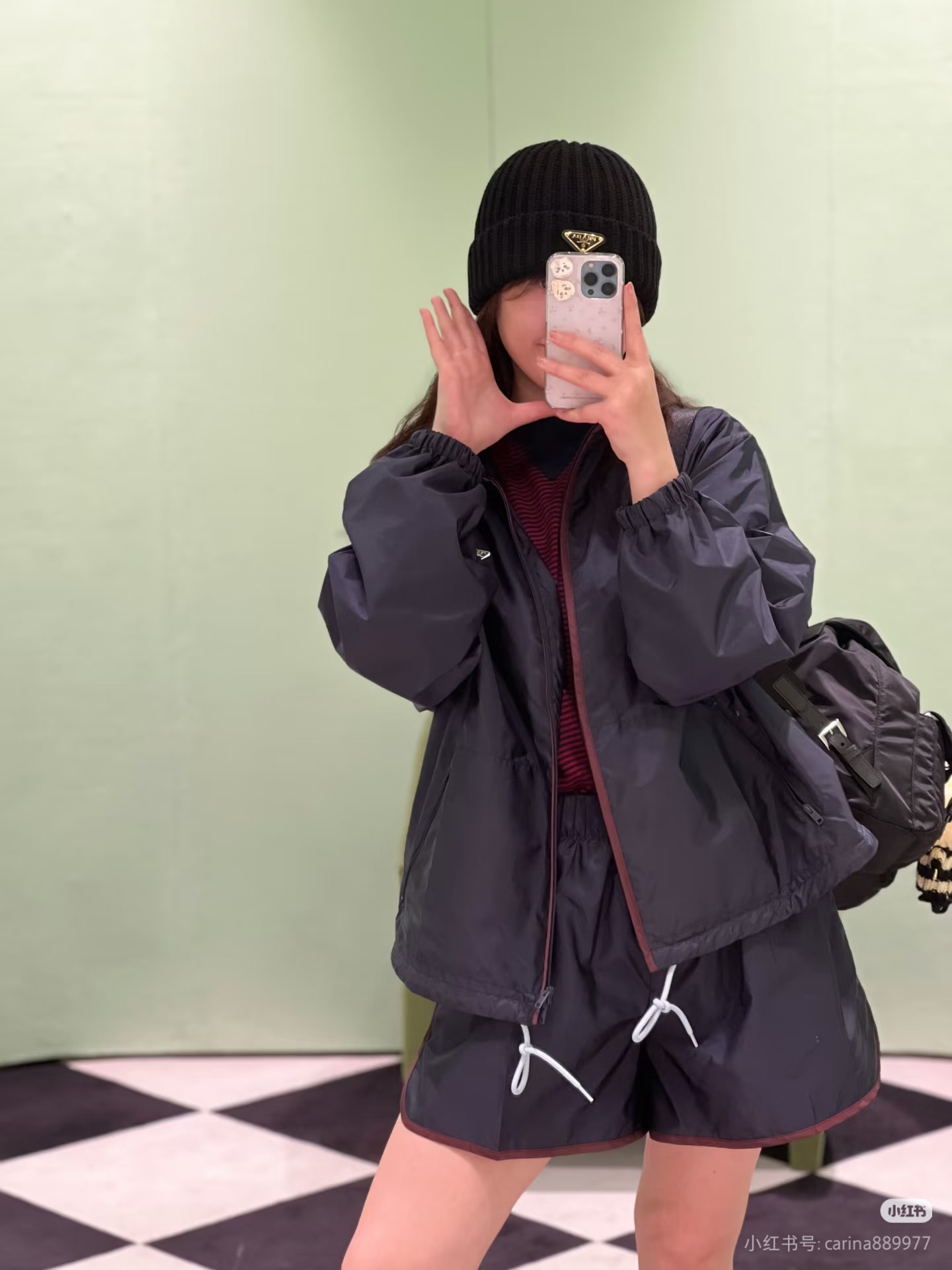 NO:738085,19860909Prad*2026早春新款时髦复古三角标抽绳尼龙立领夹克,采用轻盈尼龙面料,防水耐磨,适合户外和日常穿搭.立领+拉链设计,简约又有细节感,胸口三角Logo超有辨识度！版型宽松,包容多种身材,深色调百搭,休闲或潮流风都能轻松驾驭.无论城市漫步还是户外探险,都能兼具功能与时尚感,轻松应对多变天气.码数SML,,prada,jackets & coats,,Women's clothing