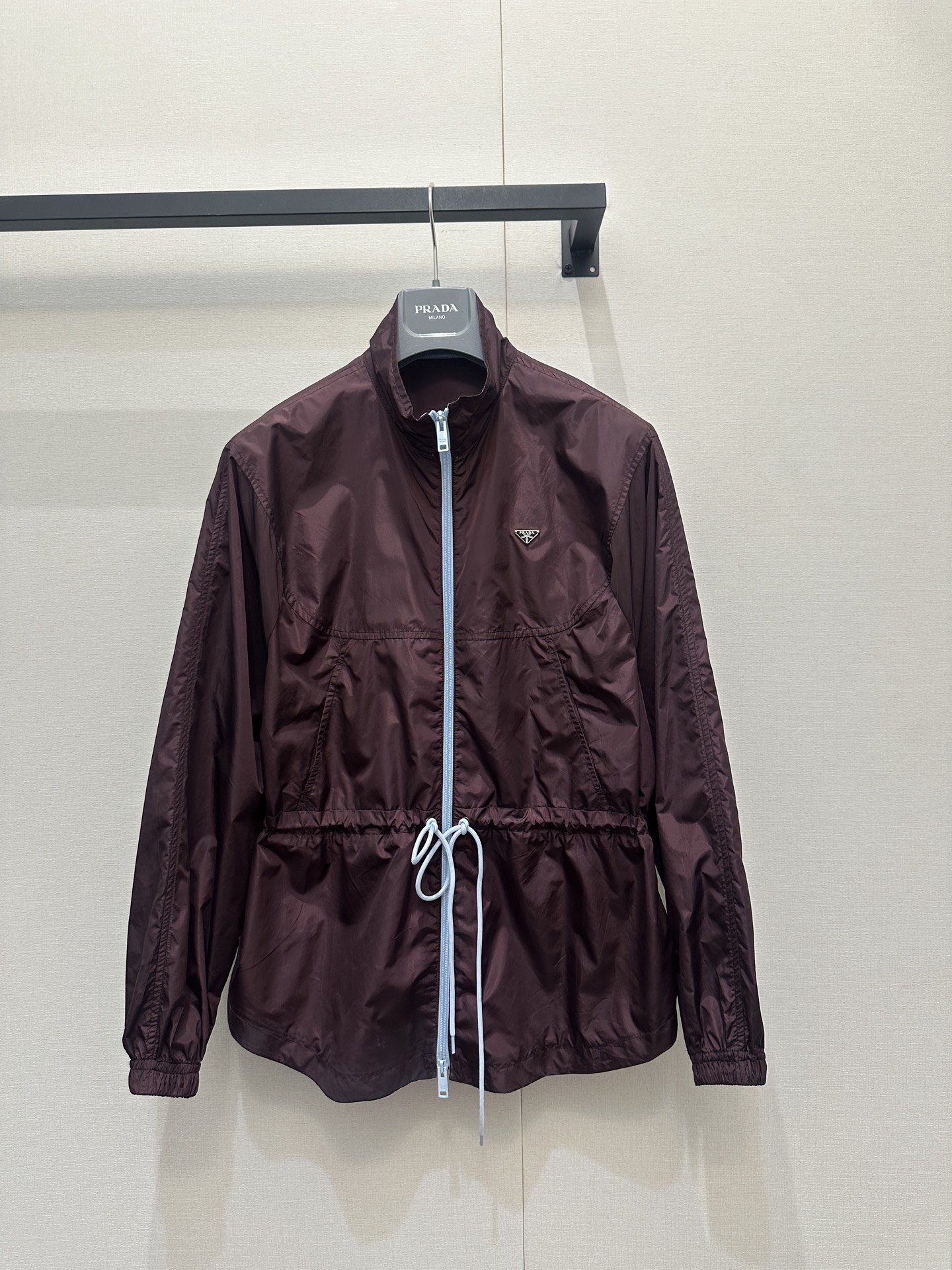 NO:738076,Prad*2026 new fashionable retro triangle drawstring burgundy nylon jacket in early spring is made of lightweight nylon material. The drawstring design is super practical and can be easily controlled outdoors or in daily life!  The triangular logo on the chest is very recognizable, and the burgundy color is low-key and high-end, which is a plus for layering in autumn and winter. The zipper + drawstring details are easy to put on and take off and can adjust the fit. It is lightweight and windproof, suitable for hiking and commuting. It is a must-have and versatile item for autumn and winter wardrobes!  Actual shots of SML products with size, prada, jackets & coats,19860909Prad*2026早春新款时髦复古三角标抽绳酒红色尼龙夹克,采用轻量尼龙材质,抽绳设计超实用,户外or日常都能轻松驾驭！胸前三角标超有辨识度,酒红色低调又高级,秋冬叠穿超加分.拉链+抽绳细节,穿脱方便还能调节版型,轻便防风,徒步、通勤都很适合,是秋冬衣橱必备百搭单品！码数SML大货实拍,,prada,jackets & coats,,Women's clothing