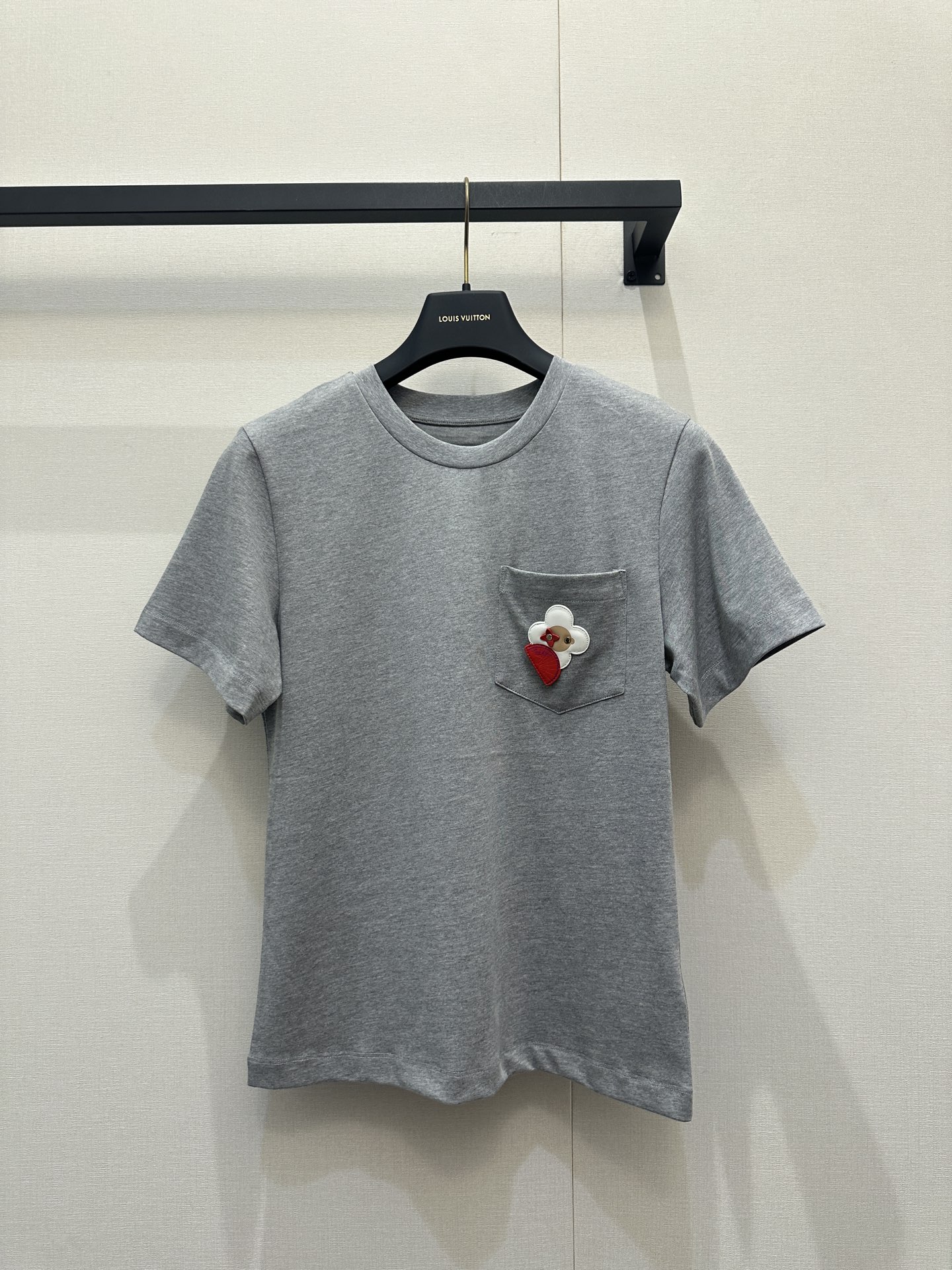 NO:739960,Lv 26new Sun Flower Embroidered Round Neck Short Sleeve The three-dimensional sun flower pattern element design on the chest adds fun to the outfit and is particularly eye-catching in spring outfits!  The colorful pattern embroidery on the chest is embellished with co-branded elements like sunflowers. The small and loose round neck is suitable for various body shapes. Simple matching can create a casual and lazy atmosphere. A T-shirt can be used to create a variety of early spring outfits!  1:1 awesome version, the latest single product in early spring, look for the exclusive high version SML real shot of large goods, louis vuitton, T-shirt, tees, t-shirt,19860909Lv 26new太阳花朵刺绣圆领短袖胸前的立体太阳花图案元素设计增添穿搭趣味,在春日穿搭中格外吸睛！胸口彩色花纹刺绣搭配联名元素太阳花点缀,小宽松圆领版型适配各种身形,简易搭配都能营造出随性的慵懒氛围,一件T恤即可玩转早春多元穿搭！1:1超赞版型,早春最新单品,认准独家高版本 SML大货实拍,,louis vuitton,T-shirt,tees，t-shirt,,Women's clothing