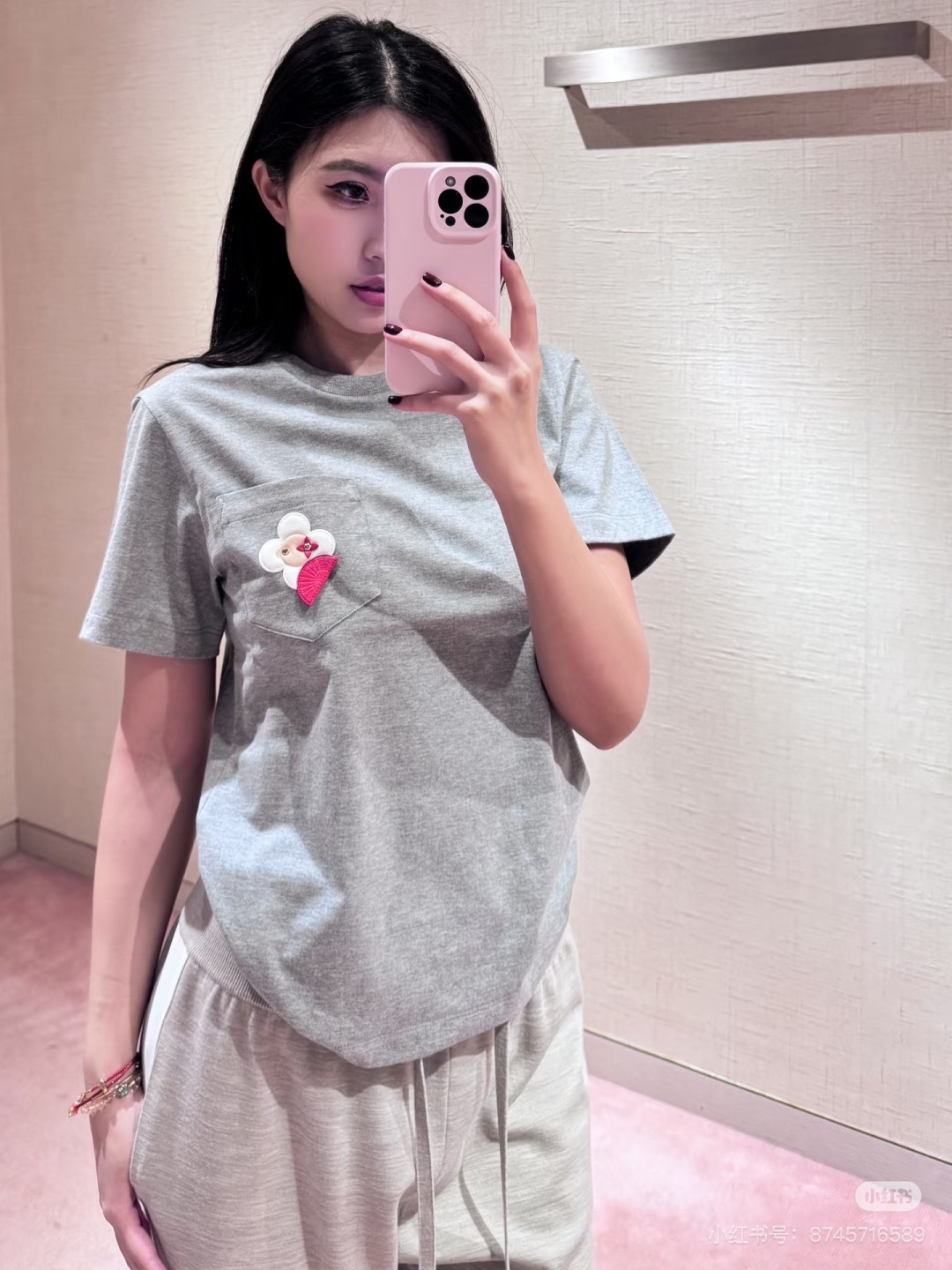 NO:739962,Lv 26new Sun Flower Embroidered Round Neck Short Sleeve The three-dimensional sun flower pattern element design on the chest adds fun to the outfit and is particularly eye-catching in spring outfits!  The colorful pattern embroidery on the chest is embellished with co-branded elements like sunflowers. The small and loose round neck is suitable for various body shapes. Simple matching can create a casual and lazy atmosphere. A T-shirt can be used to create a variety of early spring outfits!  1:1 awesome version, the latest single product in early spring, look for the exclusive high version SML, Louis Vuitton, T-shirt, tees, t-shirt,19860909Lv 26new太阳花朵刺绣圆领短袖胸前的立体太阳花图案元素设计增添穿搭趣味,在春日穿搭中格外吸睛！胸口彩色花纹刺绣搭配联名元素太阳花点缀,小宽松圆领版型适配各种身形,简易搭配都能营造出随性的慵懒氛围,一件T恤即可玩转早春多元穿搭！1:1超赞版型,早春最新单品,认准独家高版本 SML,,louis vuitton,T-shirt,tees，t-shirt,,Women's clothing