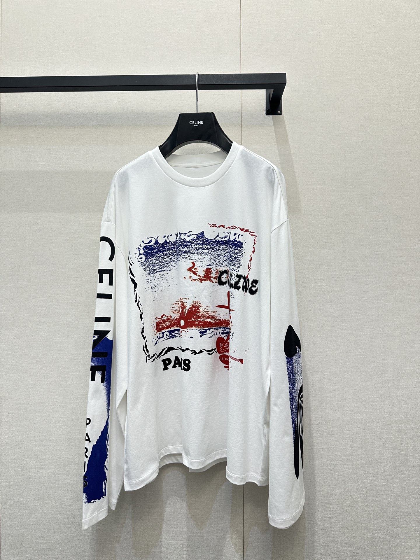 NO:739553,Ceil* letter print, irregular graffiti, round neck, long sleeves, casual and comfortable upper body, very tolerant to the body shape!  The front is embellished with the brand's classic logo pattern, which is low-key without losing the brand's charm. The irregular patterns on the sleeves on both sides are combined with street-style graffiti elements all over the body. It has a super sense of design and a trendy feel!  A must-have for both men and women ~ 1:1 awesome version, the latest item in early spring, look out for the exclusive high version SML real shot of the product,,19860909Ceil*字母印花不规则涂鸦圆领长袖休闲舒适的版型上身对身材包容度极佳！正面饰以品牌经典徽标图案点缀,低调又不失品牌魅力,两侧袖子不规则图案搭配整身街头风涂鸦元素,超有设计感,潮人感十足！男女同款必入～1:1超赞版型,早春最新单品,认准独家高版本 SML大货实拍,,,Women's clothing