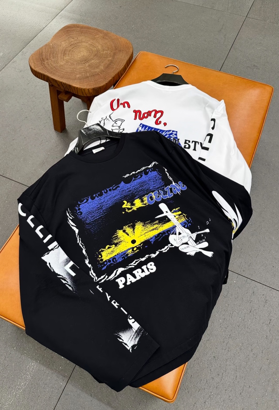 NO:739550,Ceil* letter print, irregular graffiti, round neck, long sleeves, casual and comfortable upper body, very tolerant to the body shape!  The front is embellished with the brand's classic logo pattern, which is low-key without losing the brand's charm. The irregular patterns on the sleeves on both sides are combined with street-style graffiti elements all over the body. It has a super sense of design and a trendy feel!  A must-have for both men and women ~ 1:1 awesome version, the latest item for early spring, look out for the exclusive high version SML,,19860909Ceil*字母印花不规则涂鸦圆领长袖休闲舒适的版型上身对身材包容度极佳！正面饰以品牌经典徽标图案点缀,低调又不失品牌魅力,两侧袖子不规则图案搭配整身街头风涂鸦元素,超有设计感,潮人感十足！男女同款必入～1:1超赞版型,早春最新单品,认准独家高版本 SML,,,Women's clothing