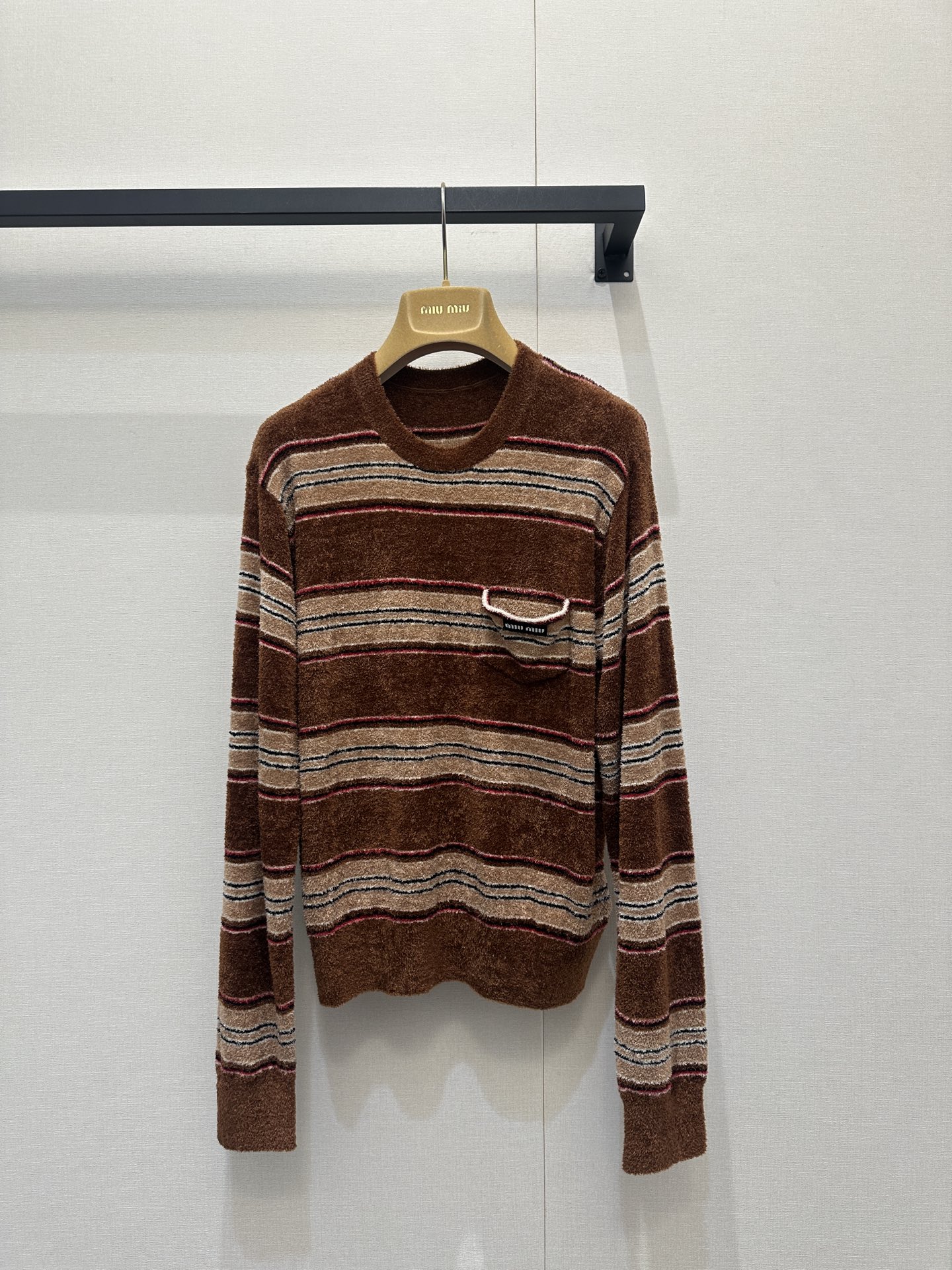 NO:737642,Miumi*2026 new products are on the shelves striped knitted pullover sweater  Customized YB imported yarn weaving, showing a clear towel texture, restoring the appearance, round neck loose pullover sweater cut, caramel brown stripes, with a warm retro atmosphere, the delicate knitted texture is soft and skin-friendly. The small chest pocket is equipped with a label, and the details are full of luxury and ingenuity. The loose round neck version is not flattering on the body shape, and it looks lazy and girly when worn alone. Layered with a shirt or vest, it can unlock the rich college style. It is an indispensable fashion item in the wardrobe. Customized surface accessories  Look for the correct version, high version, brown, real shots of large products,,miumiu,sweaters,shirts,19860909Miumi*2026新品上架 条纹针织套头毛衣 定制YB进口纱线织造,呈现明显毛巾肌理,还原品相,圆领宽松套头毛衣裁剪,焦糖棕条纹,自带温暖的复古氛围,细腻的针织肌理软弹又亲肤.胸口小口袋搭配标贴,细节处尽显轻奢巧思,宽松的圆领版型不挑身形,单穿是慵懒的少女感,叠穿衬衫或马甲,又能解锁层次丰富的学院风,衣柜不可或缺时尚单品.定制面辅料 认准版本 高版本 棕色 大货实拍,,miumiu,sweaters,shirts,,Women's clothing