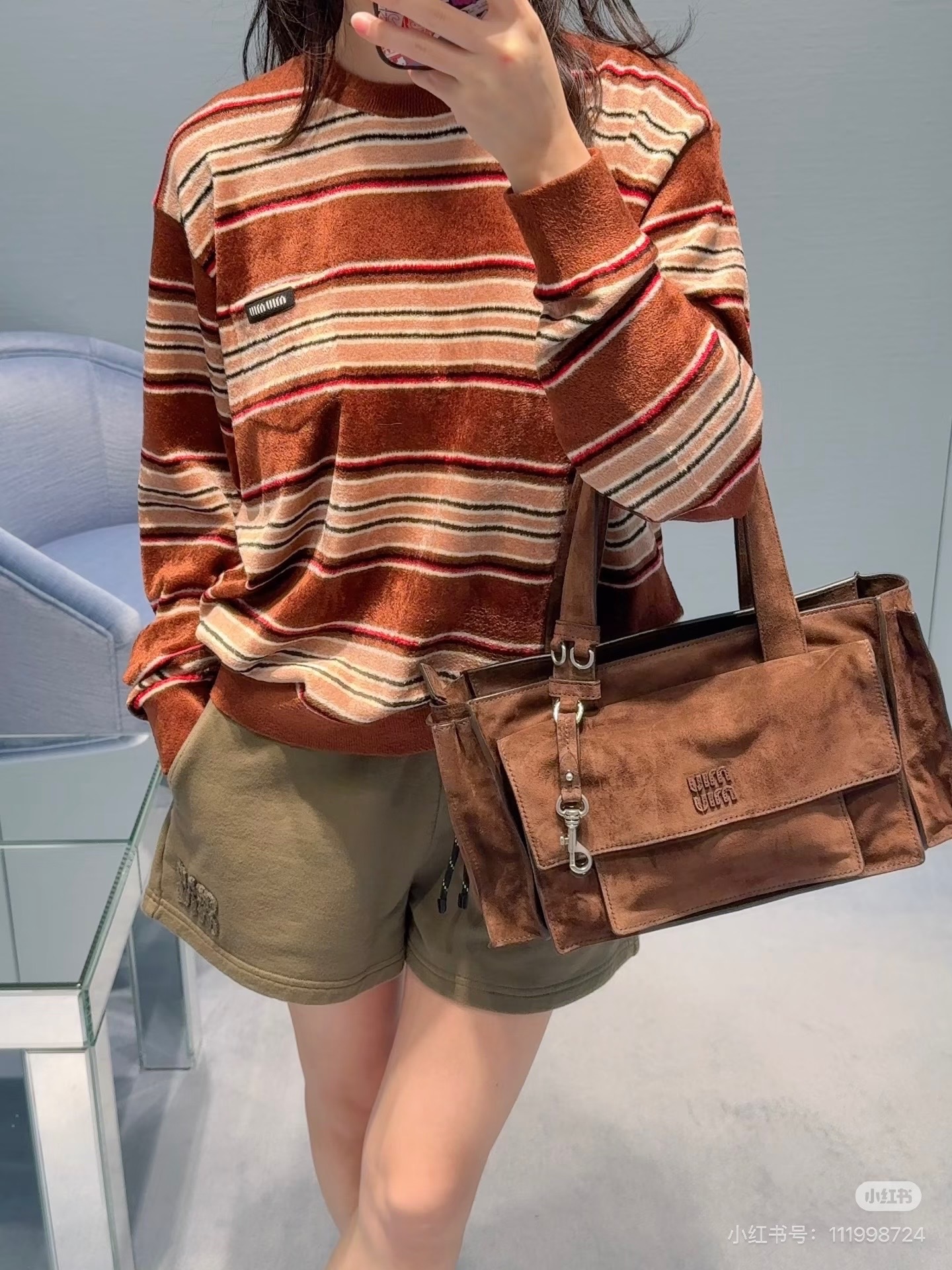 NO:737643,Miumi*2026 new products are on the shelves striped knitted pullover sweater  Customized YB imported yarn weaving, showing a clear towel texture, restoring the appearance, round neck loose pullover sweater cut, caramel brown stripes, with a warm retro atmosphere, the delicate knitted texture is soft and skin-friendly. The small chest pocket is equipped with a label, and the details are full of luxury and ingenuity. The loose round neck version is not flattering on the body shape, and it looks lazy and girly when worn alone. Layered with a shirt or vest, it can unlock the rich college style. It is an indispensable fashion item in the wardrobe. Customized surface accessories  Look for the correct version, high version, brown,,miumiu,sweaters,shirts,19860909Miumi*2026新品上架 条纹针织套头毛衣 定制YB进口纱线织造,呈现明显毛巾肌理,还原品相,圆领宽松套头毛衣裁剪,焦糖棕条纹,自带温暖的复古氛围,细腻的针织肌理软弹又亲肤.胸口小口袋搭配标贴,细节处尽显轻奢巧思,宽松的圆领版型不挑身形,单穿是慵懒的少女感,叠穿衬衫或马甲,又能解锁层次丰富的学院风,衣柜不可或缺时尚单品.定制面辅料 认准版本 高版本 棕色,,miumiu,sweaters,shirts,,Women's clothing