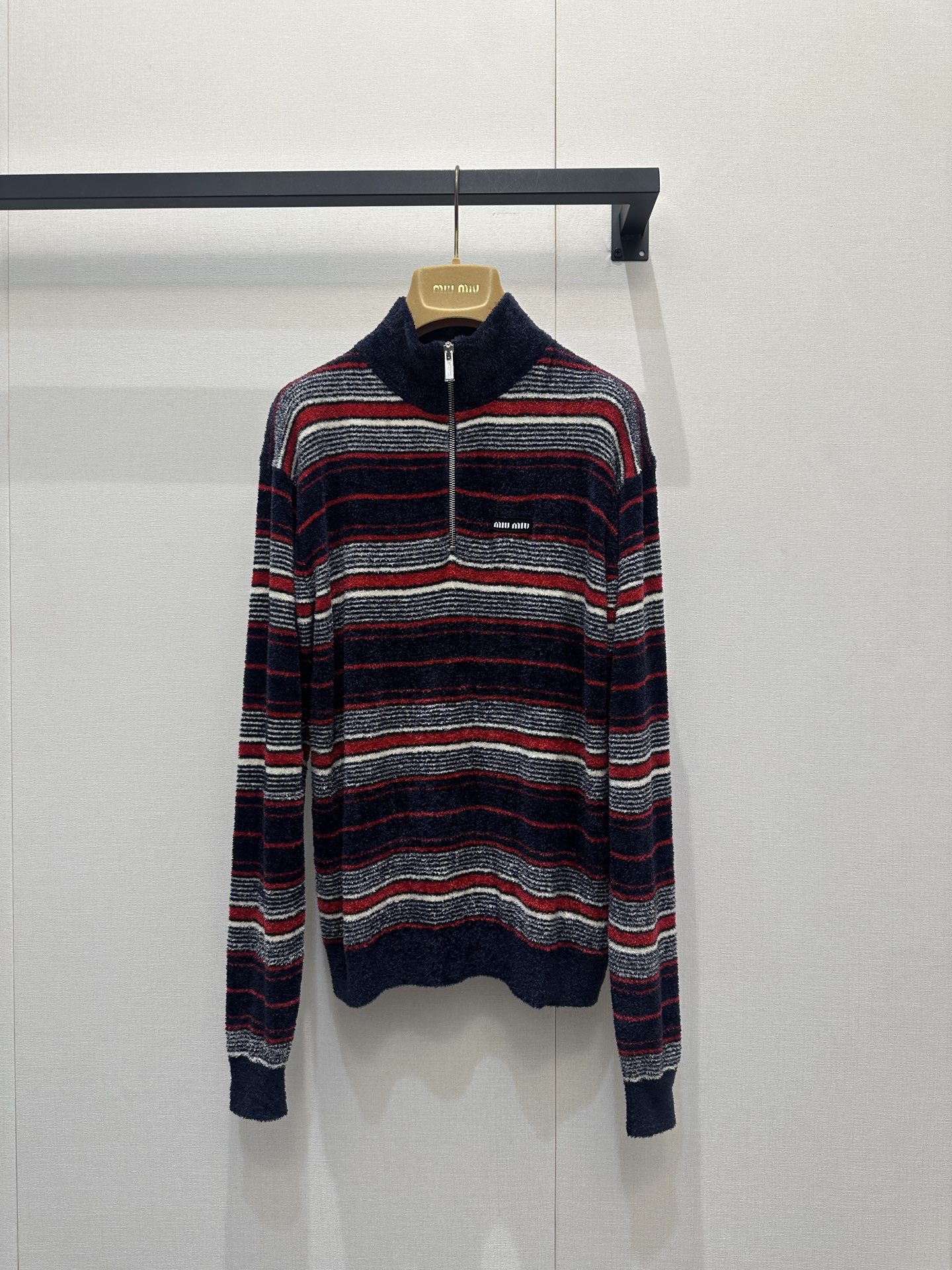 NO:737636,Miu Miu blue and gray striped contrasting half-zip long sleeves. The upper body of the soft and delicate fleece fabric has a relaxed atmosphere. The classic round neck upper body is neat and not draggy. The upper body of the same style for men and women shows the age-reducing college atmosphere. The red, white and gray striped contrasting color elements are high-end and exquisite. The letter logo embellishment on the chest is not eye-catching but is iconic enough. The brand texture can be revealed by raising your hands. It is one of the best combinations when worn alone or layered!  1:1 awesome version, the latest single product in early spring, look for the exclusive high version SML real shot of large products,,miumiu,19860909Miu Miu 蓝灰条纹撞色半拉链长袖手感软糯细腻的抓绒面料上身自带松弛氛围气息,经典圆领上身利落不拖沓,男女同款版型上身尽显学院减龄气息红白灰条纹撞色元素,高级又精致,胸前字母徽标点缀不抢镜却足够标志性,抬手间就能透出品牌质感～单穿叠搭都是绝佳搭配之一！1:1超赞版型,早春最新单品,认准独家高版本 SML大货实拍,,miumiu,,Women's clothing