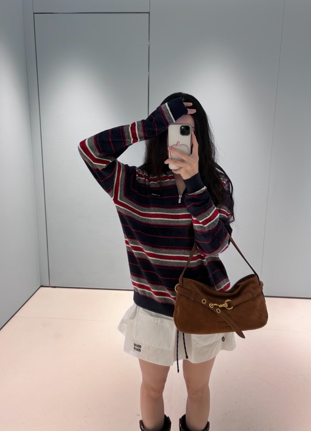 NO:737639,Miu Miu blue and gray striped contrasting half-zip long sleeves. The upper body of the soft and delicate fleece fabric has a relaxed atmosphere. The classic round neck upper body is neat and not draggy. The upper body of the same style for men and women shows the age-reducing college atmosphere. The red, white and gray striped contrasting color elements are high-end and exquisite. The letter logo embellishment on the chest is not eye-catching but is iconic enough. The brand texture can be revealed by raising your hands. It is one of the best combinations when worn alone or layered!  1:1 awesome version, the latest item in early spring, look out for the exclusive high version SML,,miumiu,19860909Miu Miu 蓝灰条纹撞色半拉链长袖手感软糯细腻的抓绒面料上身自带松弛氛围气息,经典圆领上身利落不拖沓,男女同款版型上身尽显学院减龄气息红白灰条纹撞色元素,高级又精致,胸前字母徽标点缀不抢镜却足够标志性,抬手间就能透出品牌质感～单穿叠搭都是绝佳搭配之一！1:1超赞版型,早春最新单品,认准独家高版本 SML,,miumiu,,Women's clothing