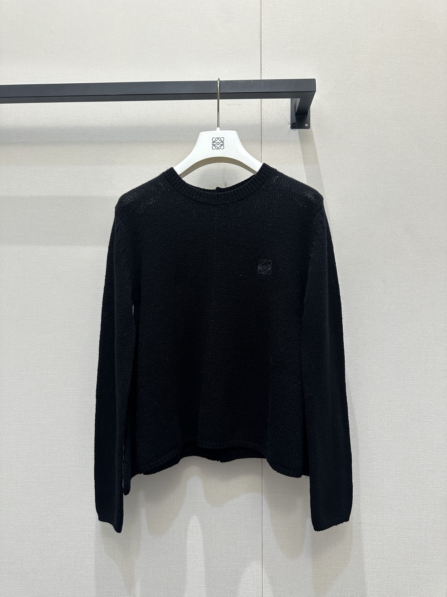 NO:738933,Loew26Ss early spring new top version cashmere knitted cardigan丨exclusively developed!  Top quality production!  Selected rare cashmere fabrics are made through delicate hollow knitting technology. It feels soft and skin-friendly while giving the body a transparent texture. It is light and reveals exquisite texture layers. The classic cardigan design retains the tone of the retro college style. The irregular tailoring adapts to the temperature changes in early spring. The loose silhouette weakens the body shape and creates a casual sense of relaxation. S M L real shot of the goods,, loewe,19860909Loew26Ss早春新款 顶级版本 羊绒针织开衫丨独家开发！顶级高版出品！精选珍稀山羊绒面料,经由细腻的镂空针织工艺打造,触感软糯亲肤的同时,让衣身呈现出通透的纹理质感,轻透中透着精致的肌理层次.经典的开衫设计保留了复古学院风的腔调,不规则剪裁适配早春的温度变化,宽松的衣身廓形弱化了身形束缚,营造出随性的松弛感.S M L大货实拍,,loewe,,Women's clothing