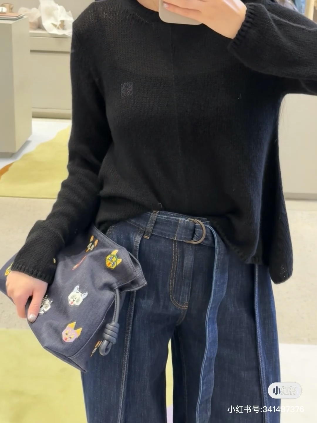 NO:738935,Loew26Ss early spring new top version cashmere knitted cardigan丨exclusively developed!  Top quality production!  Selected rare cashmere fabrics are made through delicate hollow knitting technology. It feels soft and skin-friendly while giving the body a transparent texture. It is light and reveals exquisite texture layers. The classic cardigan design retains the tone of the retro college style. The irregular tailoring adapts to the temperature changes in early spring. The loose silhouette weakens the body shape and creates a casual sense of relaxation. S M L,, loewe,19860909Loew26Ss早春新款 顶级版本 羊绒针织开衫丨独家开发！顶级高版出品！精选珍稀山羊绒面料,经由细腻的镂空针织工艺打造,触感软糯亲肤的同时,让衣身呈现出通透的纹理质感,轻透中透着精致的肌理层次.经典的开衫设计保留了复古学院风的腔调,不规则剪裁适配早春的温度变化,宽松的衣身廓形弱化了身形束缚,营造出随性的松弛感.S M L,,loewe,,Women's clothing