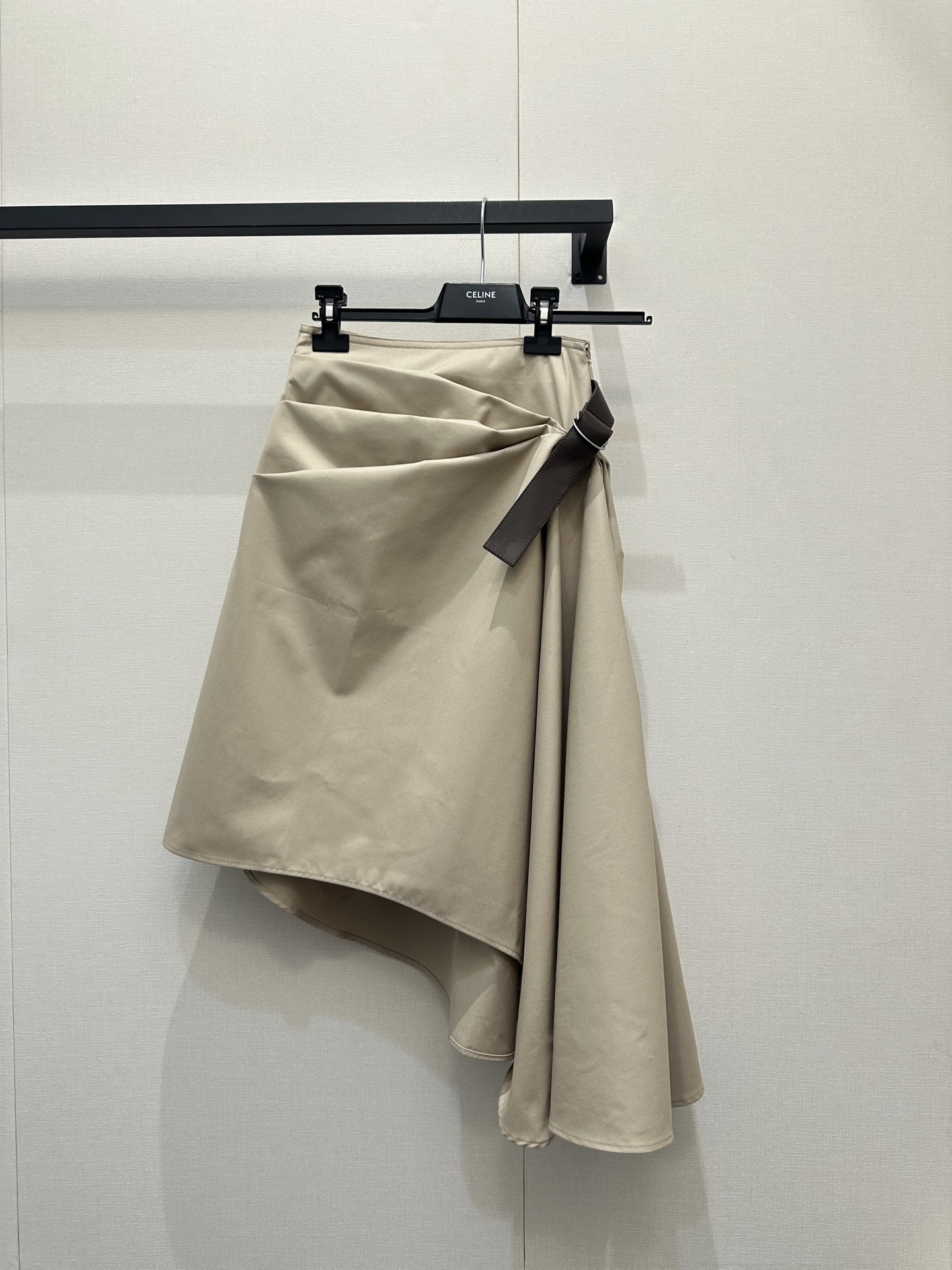 NO:738937,Loew* 26Ss early spring new khaki asymmetric pleated skirt丨 Exclusively developed by yb!  Top quality production!  Reshape the commuter wardrobe with iconic deconstructed aesthetics. The crisp cotton fabric creates three-dimensional pleats and is embellished with a dark brown leather belt. The irregular hem shows a sense of flow when walking. The minimalist color matching and neat tailoring have both a sense of relaxation and a sense of luxury. It is suitable for shirts, sweaters and other tops. It is the core item for creating a minimalist atmosphere in early spring. Available in stock S/M/L, large quantities, real shots, loewe, skirts, shirts,19860909Loew* 26Ss早春新款 卡其色不对称褶皱半裙丨 独家yb开发！顶级高版出品！以标志性解构美学重塑通勤衣橱.挺括棉质面料打造立体褶皱,搭配深棕皮革腰带点缀,不规则下摆行走间尽显流动感.极简配色与利落剪裁兼具松弛感与高级感,适配衬衫、针织衫等多种上衣,是早春打造极简氛围感的核心单品.现货发售S/M/L大货实拍,,loewe,skirts,shirts,,Women's clothing