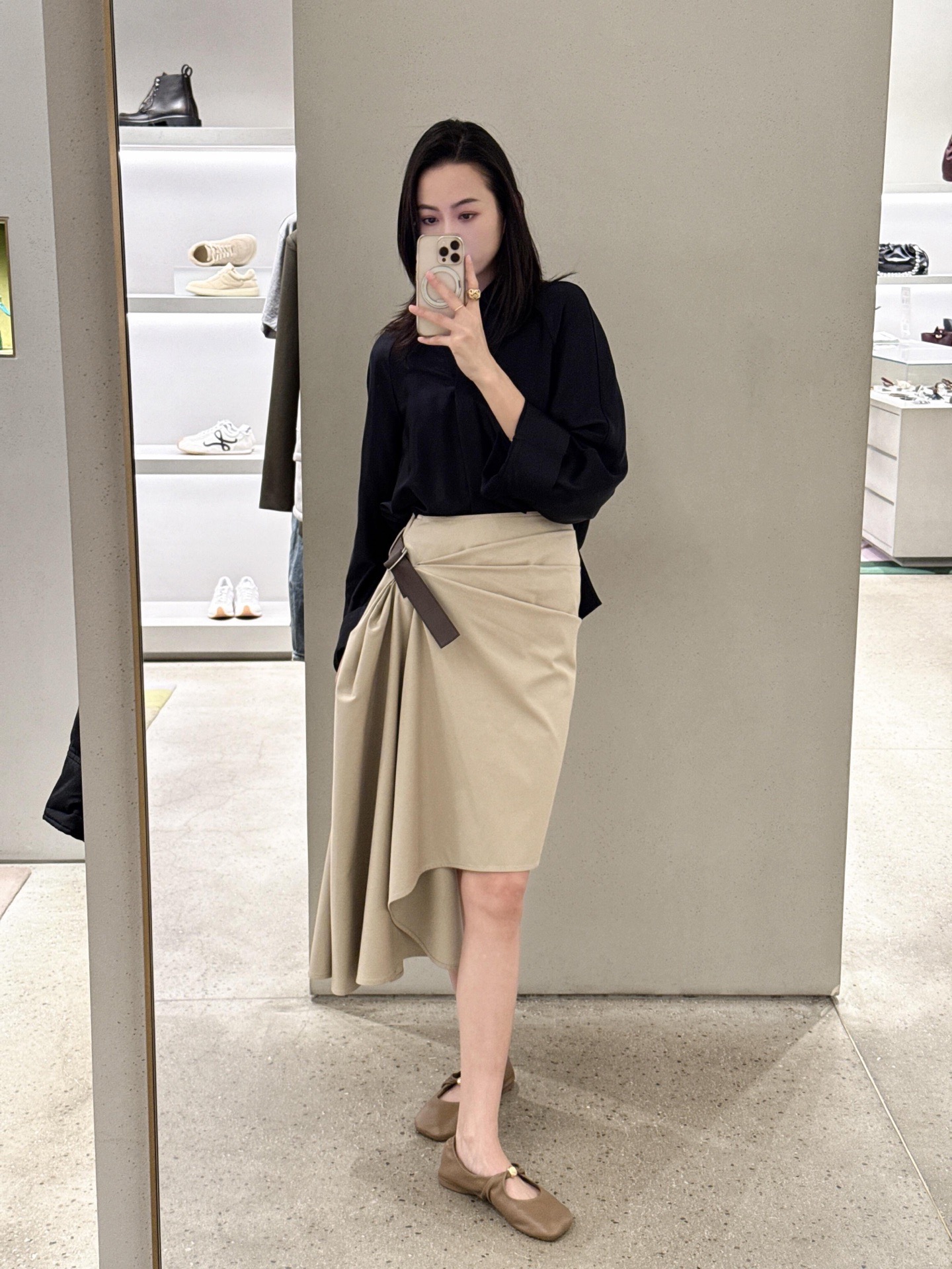 NO:738939,Loew* 26Ss early spring new khaki asymmetric pleated skirt丨 Exclusively developed by yb!  Top quality production!  Reshape the commuter wardrobe with iconic deconstructed aesthetics. The crisp cotton fabric creates three-dimensional pleats, and is embellished with a dark brown leather belt. The irregular hem shows a sense of flow when walking. The minimalist color matching and neat tailoring have both a sense of relaxation and a sense of luxury. It is suitable for shirts, sweaters and other tops. It is the core item for creating a minimalist atmosphere in early spring. Ready for sale S/M/L,, loewe, skirts, shirts,19860909Loew* 26Ss早春新款 卡其色不对称褶皱半裙丨 独家yb开发！顶级高版出品！以标志性解构美学重塑通勤衣橱.挺括棉质面料打造立体褶皱,搭配深棕皮革腰带点缀,不规则下摆行走间尽显流动感.极简配色与利落剪裁兼具松弛感与高级感,适配衬衫、针织衫等多种上衣,是早春打造极简氛围感的核心单品.现货发售S/M/L,,loewe,skirts,shirts,,Women's clothing