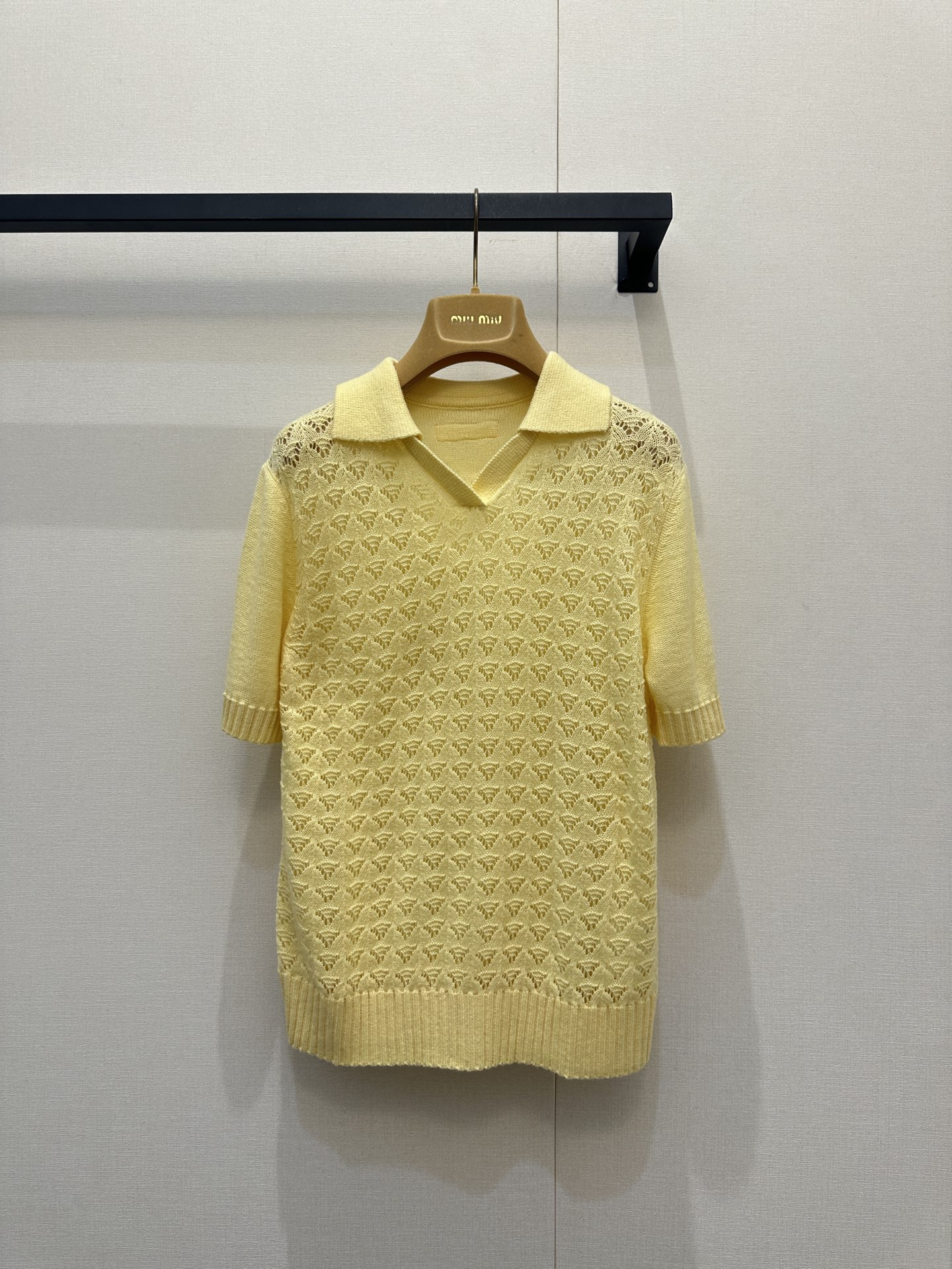 NO:737650,Miumi* 26Ss early spring new style hollow lapel knitted polo shirt | Exclusively developed by yb!  High quality production!  Made of fine wool and cashmere blended fabrics, it has a soft and skin-friendly touch and is light and breathable. The two-tone cherry blossom pink and bright yellow are fresh and smart, and perfectly fit the romantic atmosphere of early spring. The classic lapel cut is neat and elegant, and the V-shaped neckline modifies the neck line, with a sweet and cool Miu style accent; the heavy-duty hollow jacquard craftsmanship on the body creates an exquisite diamond pattern.  The reasonable, hazy sense of perspective adds soft details, and the loose micro-profile accommodates various body shapes. Pair it with denim wide-leg pants to create a casual casual style, and pair it with a black skirt to unlock the elegant French style. It is a treasure item in the early spring wardrobe that has both design and practicality. Available in stock, S/M/L, large quantities, real shots,, miumiu, skirts,19860909Miumi* 26Ss早春新款 镂空翻领针织polo衫丨独家yb开发！高版出品！甄选细腻羊毛羊绒混纺面料打造,软糯亲肤的触感兼具轻盈透气性,樱花粉与嫩黄双色调清新灵动,完美契合早春的浪漫氛围.经典翻领剪裁利落大气,V字领口修饰颈部线条,自带甜酷的Miu系腔调；衣身重工镂空提花工艺打造出精致的菱格纹理,朦胧的透视感增添柔美细节,宽松微廓形包容各种身形.搭配牛仔阔腿裤可打造随性休闲风,配黑色半身裙又能解锁优雅法式格调,是早春衣橱里兼具设计感与实穿性的宝藏单品.现货发售S/M/L大货实拍,,miumiu,skirts,,Women's clothing