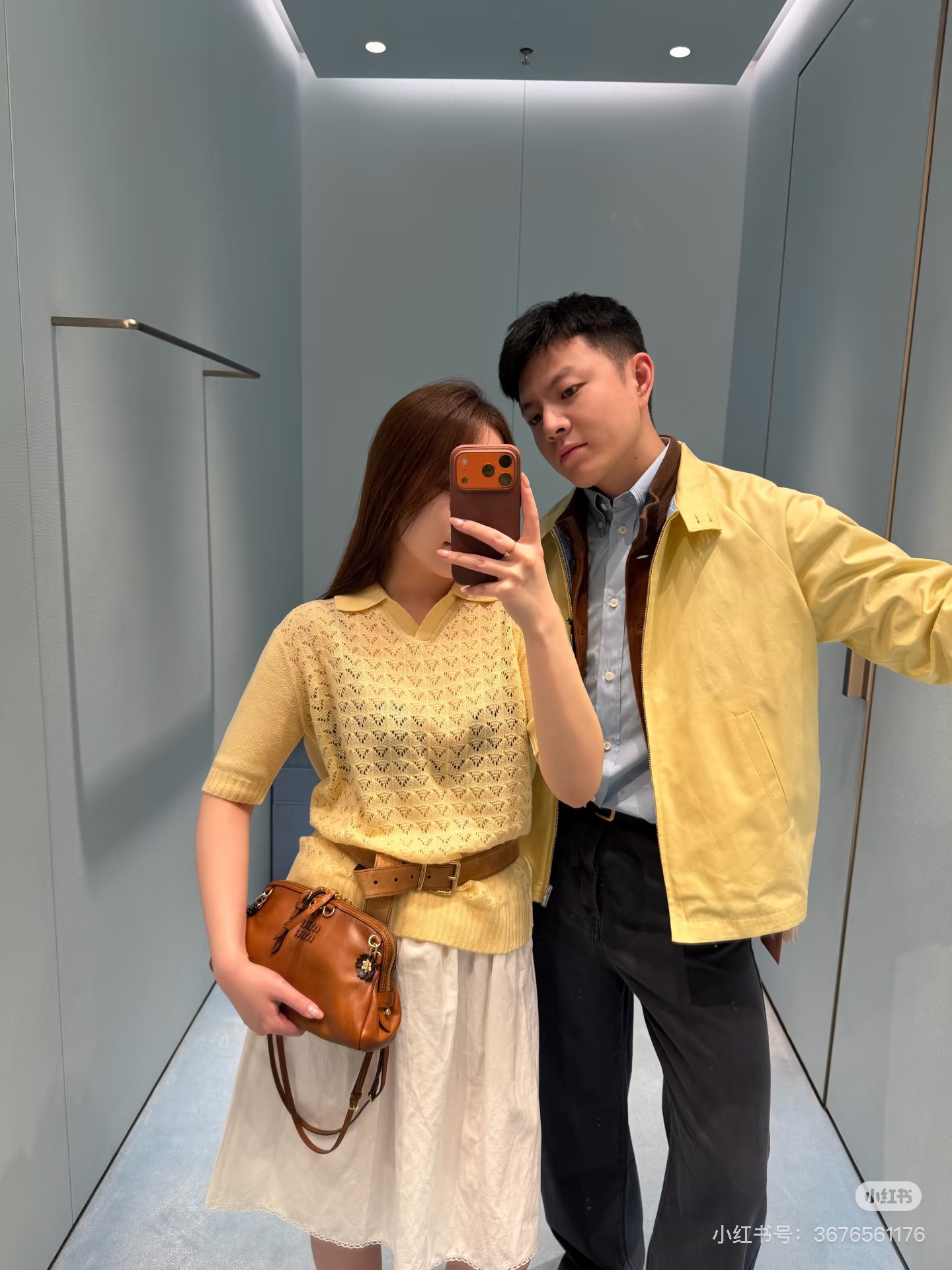 NO:737652,Miumi* 26Ss early spring new style hollow lapel knitted polo shirt | Exclusively developed by yb!  High quality production!  Made of fine wool and cashmere blended fabrics, it has a soft and skin-friendly touch and is light and breathable. The two-tone cherry blossom pink and bright yellow are fresh and smart, and perfectly fit the romantic atmosphere of early spring. The classic lapel tailoring is neat and elegant, and the V-shaped neckline modifies the neck line, with a sweet and cool Miu style accent; the heavy-duty hollow jacquard craftsmanship on the body creates a delicate rhombus  The plaid texture, hazy perspective adds soft details, and the loose micro-profile accommodates various body shapes. Pair it with denim wide-leg pants to create a casual casual style, and pair it with a black skirt to unlock the elegant French style. It is a treasure item in the early spring wardrobe that has both design and practicality. Available now in S/M/L,, miumiu, skirts,19860909Miumi* 26Ss早春新款 镂空翻领针织polo衫丨独家yb开发！高版出品！甄选细腻羊毛羊绒混纺面料打造,软糯亲肤的触感兼具轻盈透气性,樱花粉与嫩黄双色调清新灵动,完美契合早春的浪漫氛围.经典翻领剪裁利落大气,V字领口修饰颈部线条,自带甜酷的Miu系腔调；衣身重工镂空提花工艺打造出精致的菱格纹理,朦胧的透视感增添柔美细节,宽松微廓形包容各种身形.搭配牛仔阔腿裤可打造随性休闲风,配黑色半身裙又能解锁优雅法式格调,是早春衣橱里兼具设计感与实穿性的宝藏单品.现货发售S/M/L,,miumiu,skirts,,Women's clothing