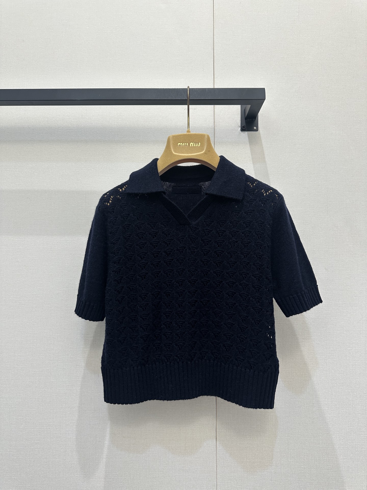 NO:737646,Miumiu's hollow geometric textured lapel short-sleeved sweater is a retro college style that's easy to get for your age. It has a slightly wide front shoulder and a versatile upper body that's easy to wear. It's great when worn alone or layered!  The back neckline is embellished with classic logo letter embroidery patterns, and the upper body is sweet and elegant~ The layered style highlights the brand’s unique fashion charm!  1:1 Awesome version, the latest early autumn items, look for the exclusive high version SML real shots of large products, miumiu, sweaters, T-shirt,19860909Miumiu 镂空几何纹理翻领短袖毛衣复古学院减龄风格轻松get,正肩微阔版型上身百搭不挑人,单穿叠搭都超赞！后领口经典徽标字母刺绣图案点缀,上身甜美大方～叠穿风格彰显品牌独有的时尚魅力！1:1超赞版型,早秋最新单品,认准独家高版本 SML大货实拍,,miumiu,sweaters,T-shirt,,Women's clothing