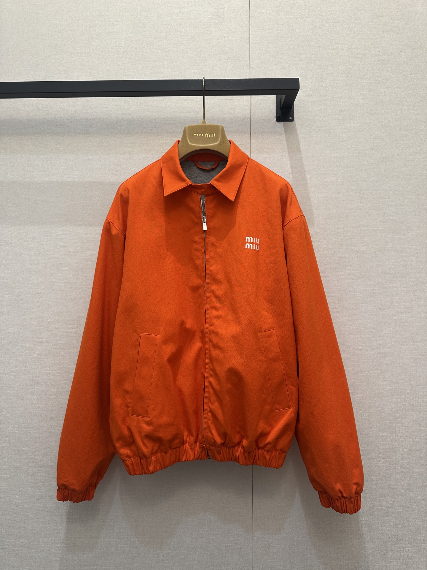 NO:737661,Miumiu embroidered letter orange zipper jacket is a vibrant orange, white leather friendly color, close your eyes and enter!  The upper body is full of vitality, as if the refreshing taste of orange soda is perfectly presented!  The three-dimensional embroidered letter pattern on the chest is embellished with the contrasting color lining inside to create a visual highlight. The custom-made poplin fabric has a unique texture and has the same style for men and women. There is no pressure to wear it casually!  1:1 Awesome version, the latest spring and summer items, look for exclusive high-end versions, ready-made SML products, miumiu, jackets & coats,19860909Miumiu 刺绣字母橙色拉链外套活力满满的橙色,白皮友好色闭眼入！上身尽显元气气息,像是把橘子汽水的清爽完美呈现！胸前立体刺绣字母图案点缀内里撞色内衬做视觉亮点,府绸定制工艺面料质感绝绝子男女同款版型,随意穿搭没压力！1:1超赞版型,春夏最新单品,认准独家高版本 现货 SML大货实拍,,miumiu,jackets & coats,,Women's clothing