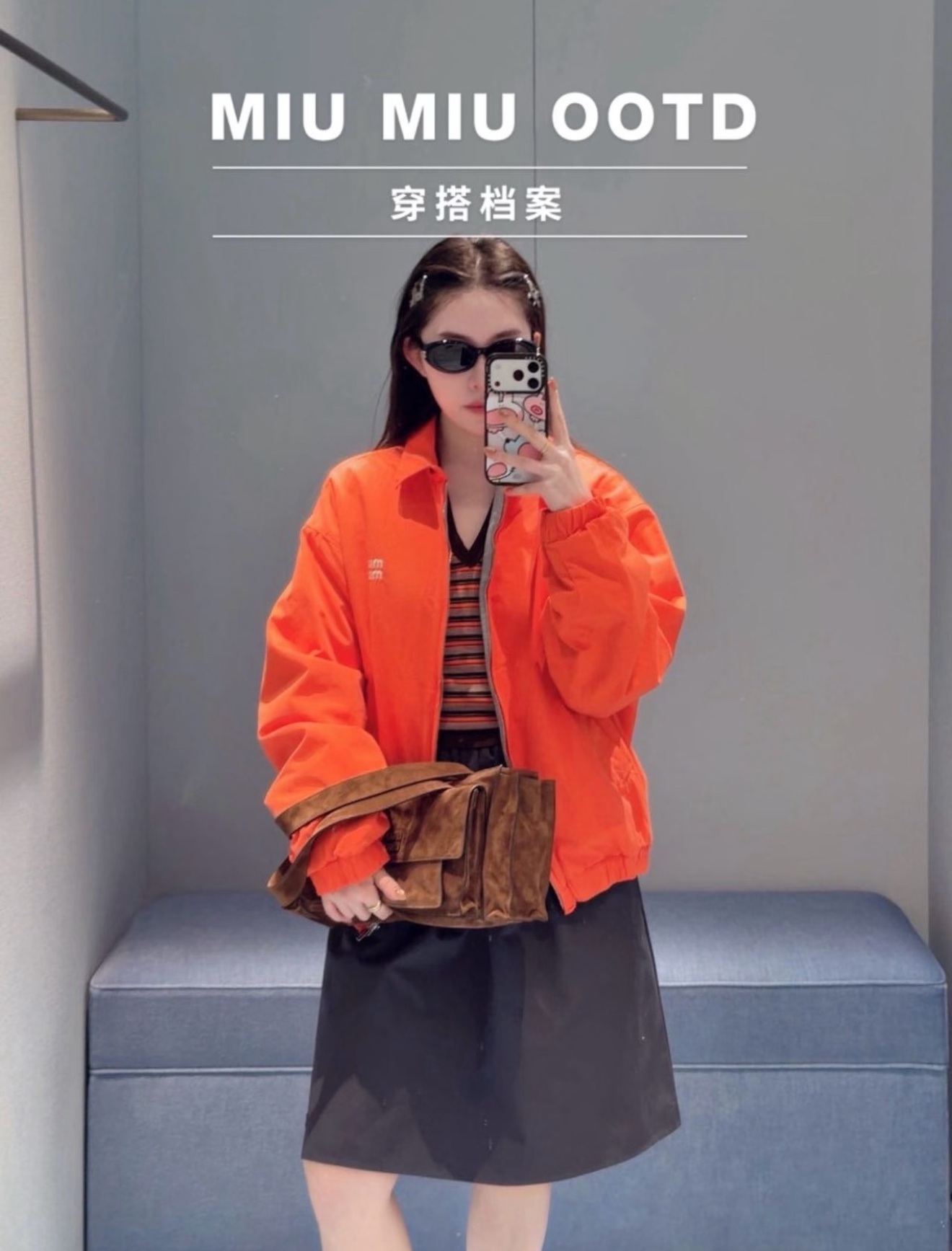 NO:737644,Miumiu embroidered letter orange zipper jacket is a vibrant orange, white leather friendly color, close your eyes and enter!  The upper body is full of vitality, as if the refreshing taste of orange soda is perfectly presented!  The three-dimensional embroidered letter pattern on the chest is embellished with the contrasting color lining inside to create a visual highlight. The custom-made poplin fabric has a unique texture and has the same style for men and women. There is no pressure to wear it casually!  1:1 awesome version, the latest spring and summer items, look out for exclusive high-end versions in stock SML,,miumiu,jackets & coats,19860909Miumiu 刺绣字母橙色拉链外套活力满满的橙色,白皮友好色闭眼入！上身尽显元气气息,像是把橘子汽水的清爽完美呈现！胸前立体刺绣字母图案点缀内里撞色内衬做视觉亮点,府绸定制工艺面料质感绝绝子男女同款版型,随意穿搭没压力！1:1超赞版型,春夏最新单品,认准独家高版本 现货 SML,,miumiu,jackets & coats,,Women's clothing