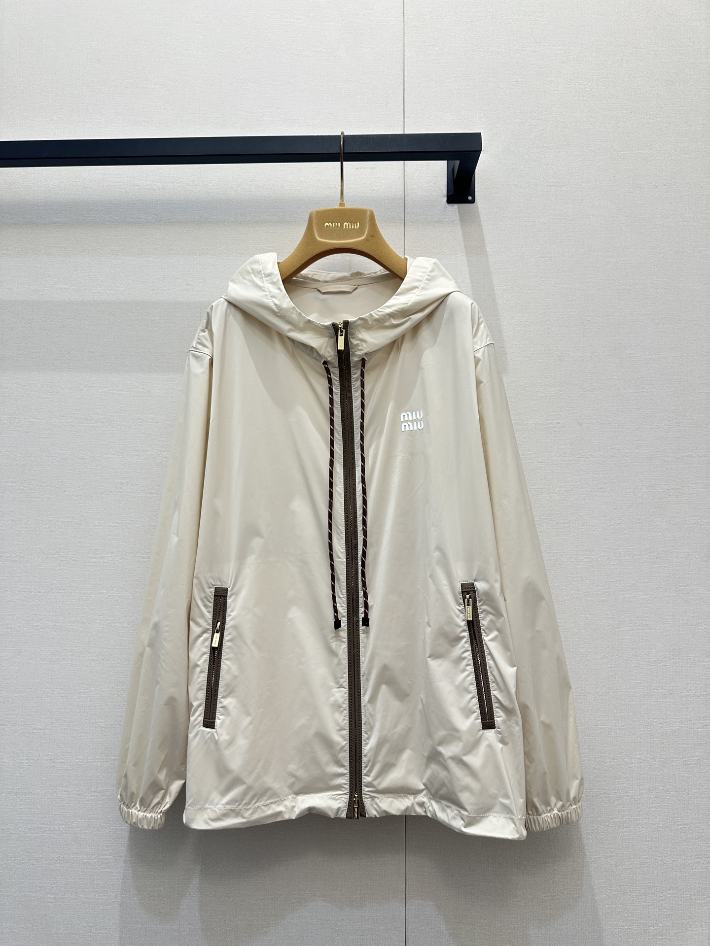 NO:737657,Miumiu logo lettered loose nylon hooded jacket is made of custom-made eco-friendly regenerated nylon material. The texture has a silky luster and is stylish to wear. The whole body is made of plain color and is embellished with contrasting cable drawstrings. The perfect contrasting color combination makes the upper body look white and sweet!  Made of recycled environmentally friendly nylon material, the thin fabric is breathable and comfortable, and the classic brand small logo is low-key embellishment. It can be easily matched with any combination to create a girly and street-like atmosphere. Wear it out on the street and you will turn heads!  1:1 awesome version, the latest items in early spring, look out for the exclusive high version SML real shots of large products, miumiu, jackets & coats, hats,19860909Miumiu 徽标字母宽松尼龙连帽外套 定制环保再生尼龙材质,质感自带丝绸光泽,穿搭有型,整体以素色为基底,点缀撞色绞花抽绳,恰到好处的撞色搭配,上身显白又甜美！再生环保尼龙材质,轻薄的面料透气又舒适,经典品牌小logo低调点缀,随意搭配都能轻松拿捏少女感与街头感兼具的穿搭氛围,出街穿它回头率爆表！1:1超赞版型,早春最新单品,认准独家高版本 SML大货实拍,,miumiu,jackets & coats,hats,,Women's clothing