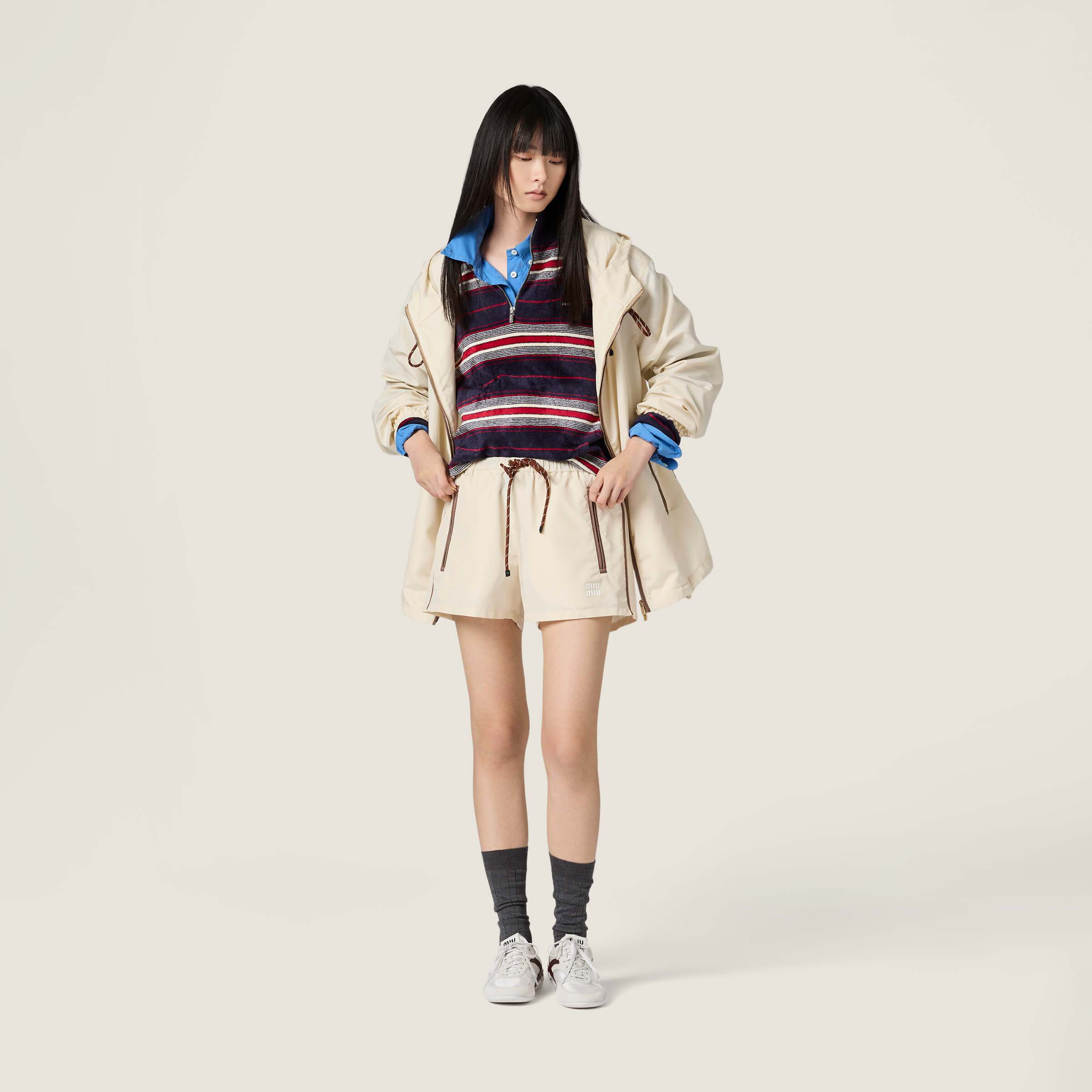 NO:737659,Miumiu logo lettered loose nylon hooded jacket is made of custom-made eco-friendly regenerated nylon material. The texture has a silky luster and is stylish to wear. The whole body is made of plain color and is embellished with contrasting cable drawstrings. The perfect contrasting color combination makes the upper body look white and sweet!  Made of recycled environmentally friendly nylon material, the thin fabric is breathable and comfortable, and the classic brand small logo is low-key embellishment. It can be easily matched with any combination to create a girly and street-like atmosphere. Wear it out on the street and you will turn heads!  1:1 awesome version, the latest items in early spring, look out for the exclusive high version SML,,miumiu,jackets & coats,hats,19860909Miumiu 徽标字母宽松尼龙连帽外套 定制环保再生尼龙材质,质感自带丝绸光泽,穿搭有型,整体以素色为基底,点缀撞色绞花抽绳,恰到好处的撞色搭配,上身显白又甜美！再生环保尼龙材质,轻薄的面料透气又舒适,经典品牌小logo低调点缀,随意搭配都能轻松拿捏少女感与街头感兼具的穿搭氛围,出街穿它回头率爆表！1:1超赞版型,早春最新单品,认准独家高版本 SML,,miumiu,jackets & coats,hats,,Women's clothing