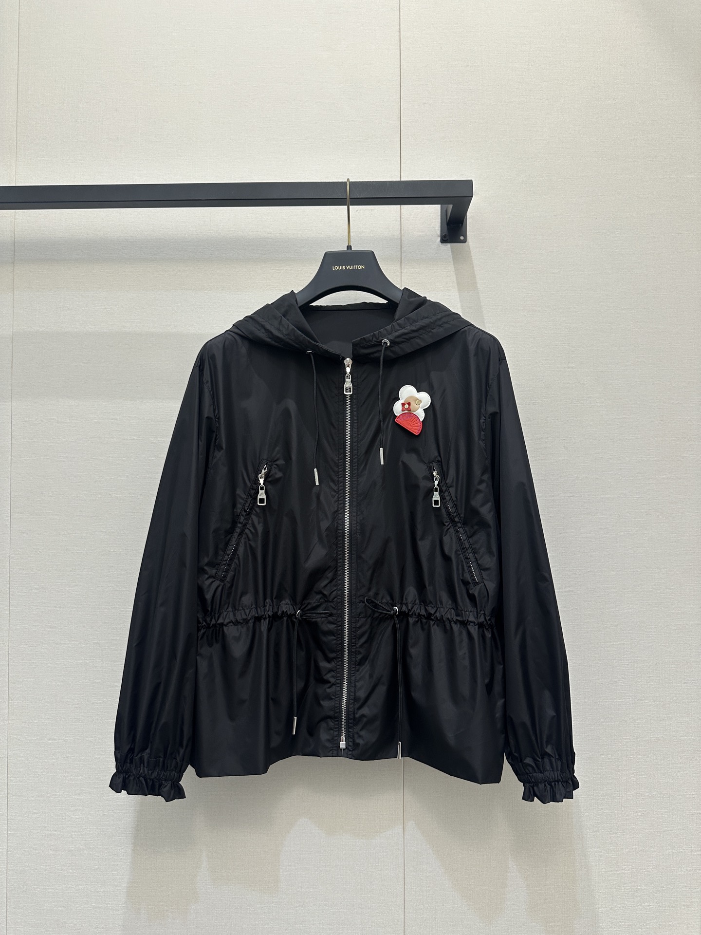 NO:739964,LV sunflower leather label hooded zipper jacket. The three-dimensional sunflower pattern element design on the chest adds fun to the outfit and is particularly eye-catching in spring outfits!  New Year's limited edition with your eyes closed!  Made of recycled environmentally friendly nylon material, the leather label pattern embroidery on the chest is embellished with co-branded elements and sunflowers. The loose fit is suitable for various body shapes. The drawstring adjustment design at the waist is super friendly to body tolerance!  Simple matching can create a casual and lazy atmosphere ~ 1:1 awesome version, the latest item in early spring, look for the exclusive high version SML real shot of large goods,, louis vuitton, jackets & coats, jackets & coats, hats,19860909LV太阳花朵皮标连帽拉链夹克外套 胸前的立体太阳花图案元素设计增添穿搭趣味,在春日穿搭中格外吸睛！新年限定新款闭眼入！再生环保尼龙材质,胸口皮标花纹刺绣搭配联名元素太阳花点缀,宽松版型适配各种身形,腰间抽绳调节设计对身材包容度超友好！简易搭配都能营造出随性的慵懒氛围～1:1超赞版型,早春最新单品,认准独家高版本 SML大货实拍,,louis vuitton,jackets & coats,jackets & coats,hats,,Women's clothing